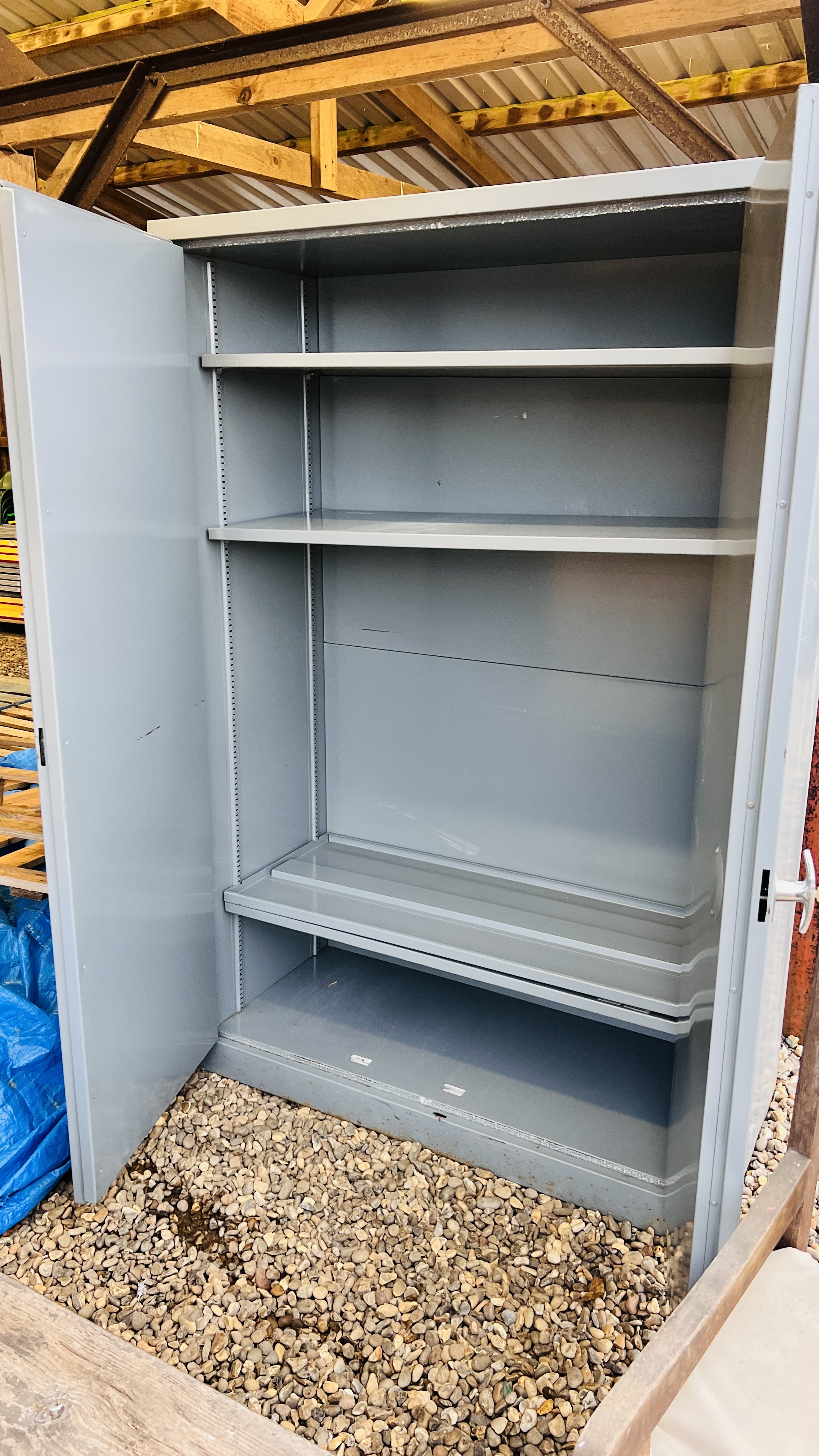 A STEEL TWO DOOR FIRE RESISTANT CABINET WITH ADJUSTABLE SHELVING - KEY WITH AUCTIONEER - W 122CM D - Image 4 of 4