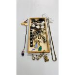 A TRAY OF VINTAGE JEWELLERY TO INCLUDE A JET AND JADE TYPE PENDANTS, FROG PENDANT NECKLACE,