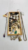 A TRAY OF VINTAGE JEWELLERY TO INCLUDE A JET AND JADE TYPE PENDANTS, FROG PENDANT NECKLACE,