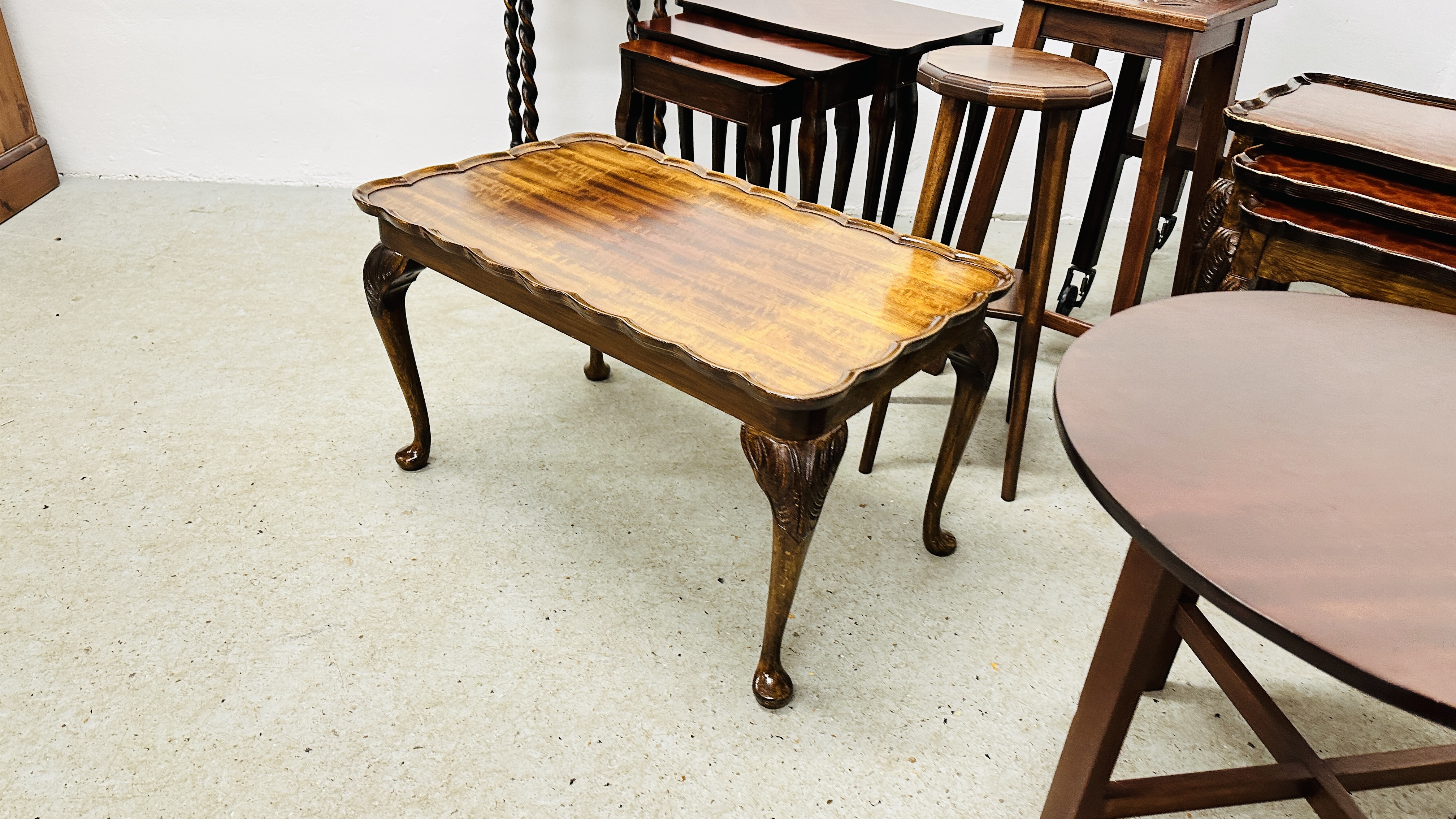 A GROUP OF OCCASIONAL FURNITURE TO INCLUDE TWO MAHOGANY PLANT STANDS, - Image 4 of 10