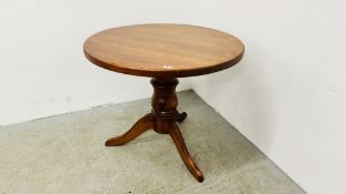 A STAINED PINE PEDESTAL BREAKFAST TABLE, DIAMETER 91CM.