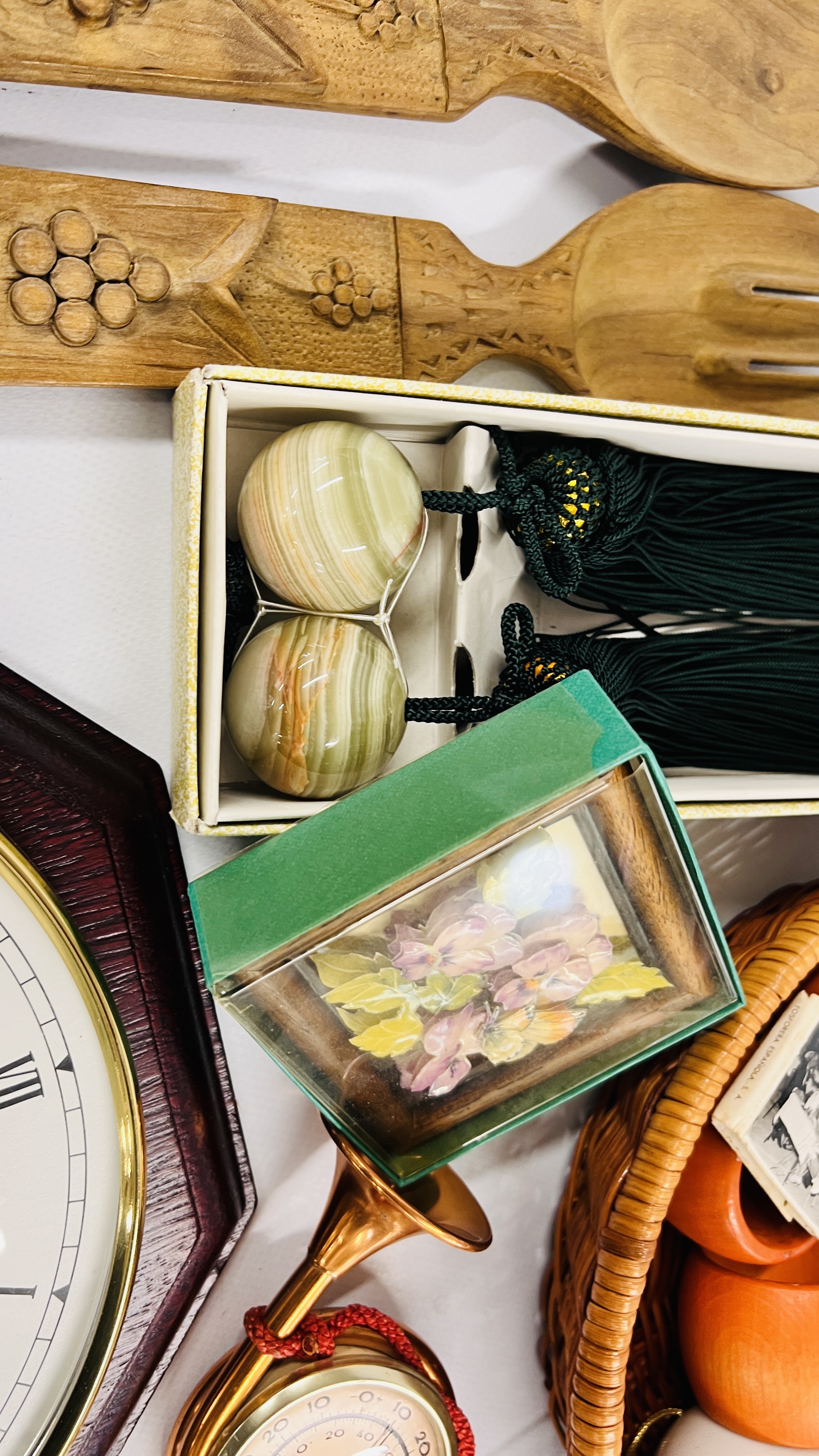 A BOX OF VINTAGE COLLECTIBLES TO INCLUDE PLAYING CARDS, - Image 9 of 12