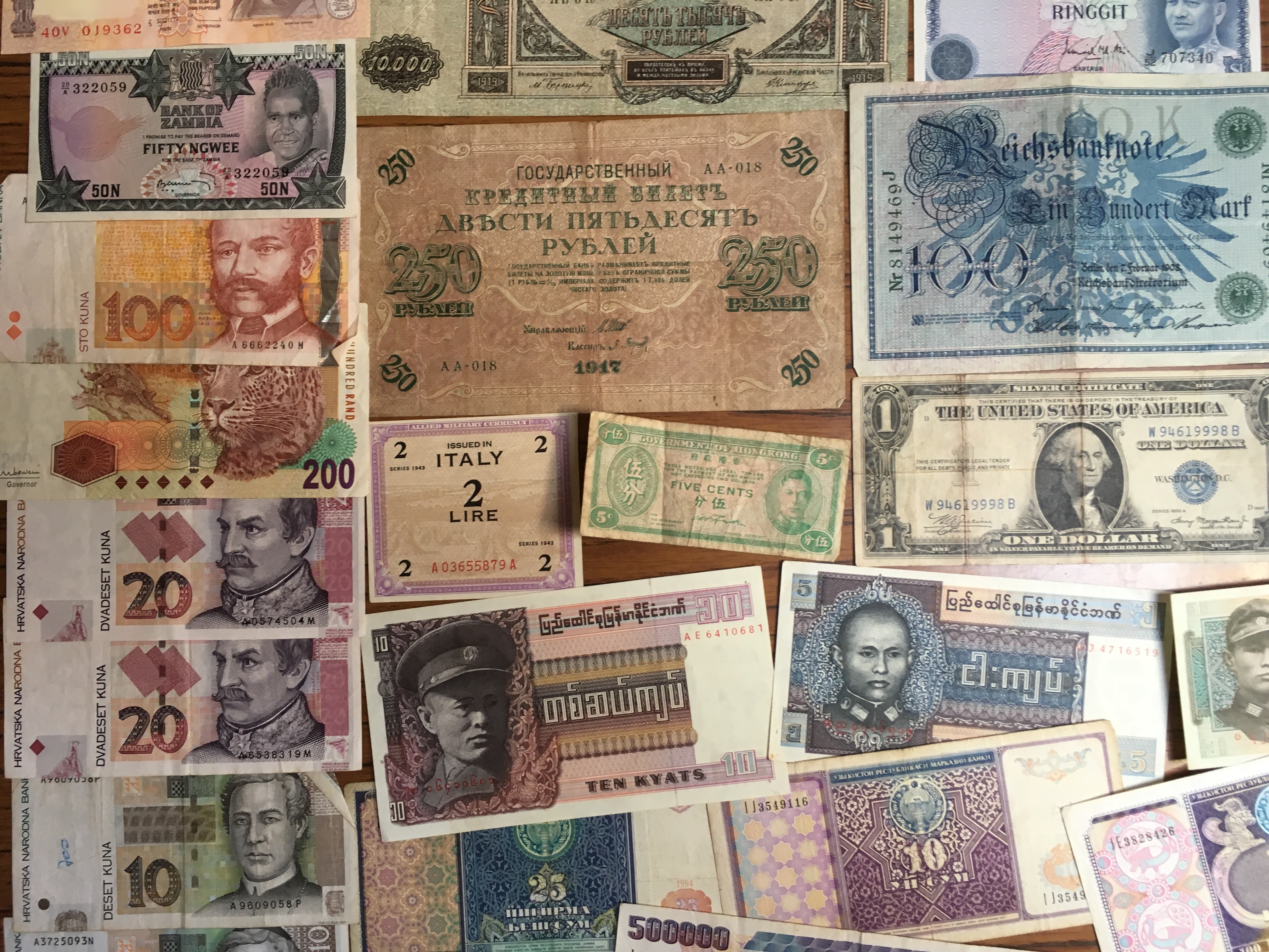 BANKNOTES: PACKET OF MIXED OVERSEAS NOTES IN VARIOUS GRADES (APPROX 105). - Image 14 of 14