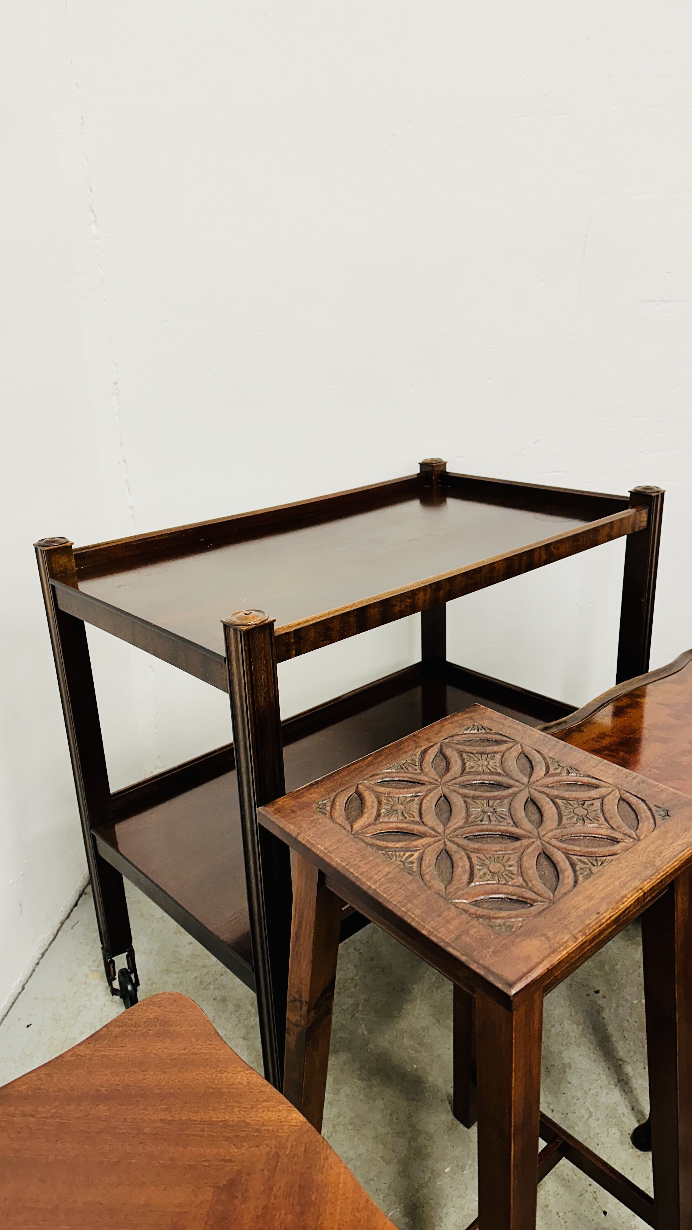 A GROUP OF OCCASIONAL FURNITURE TO INCLUDE TWO MAHOGANY PLANT STANDS, - Image 10 of 10