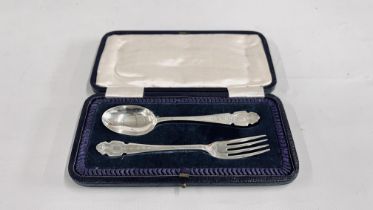 AN ANTIQUE CASED SILVER CHRISTENING SET COMPRISING OF A SPOON AND FORK SHEFFIELD ASSAY 1920 MAKER