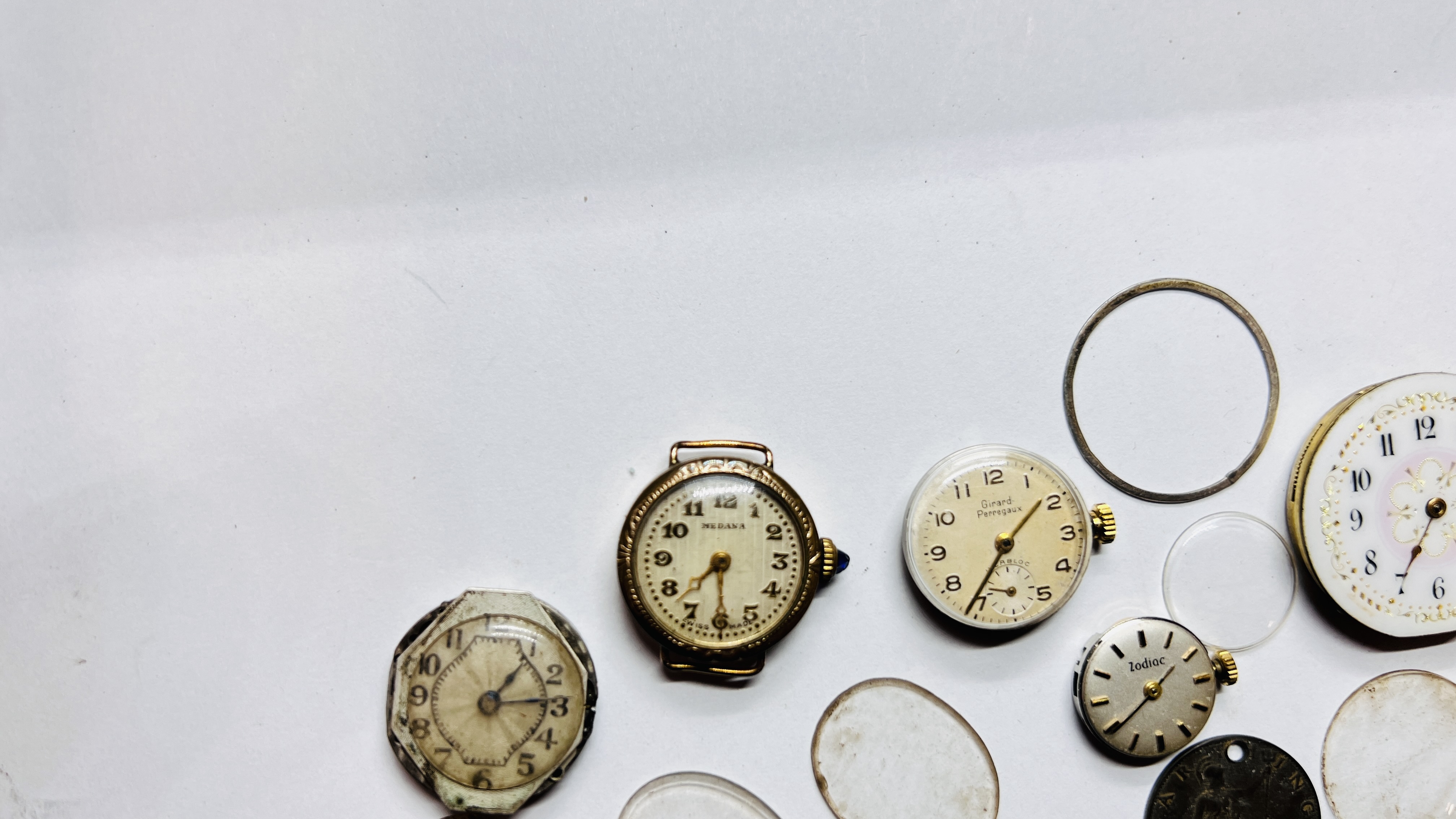 A GROUP OF VINTAGE WATCH FACES AND GLASSES TO INCLUDE ENAMELED AND EXAMPLES MARKED MEDANA, - Image 5 of 9