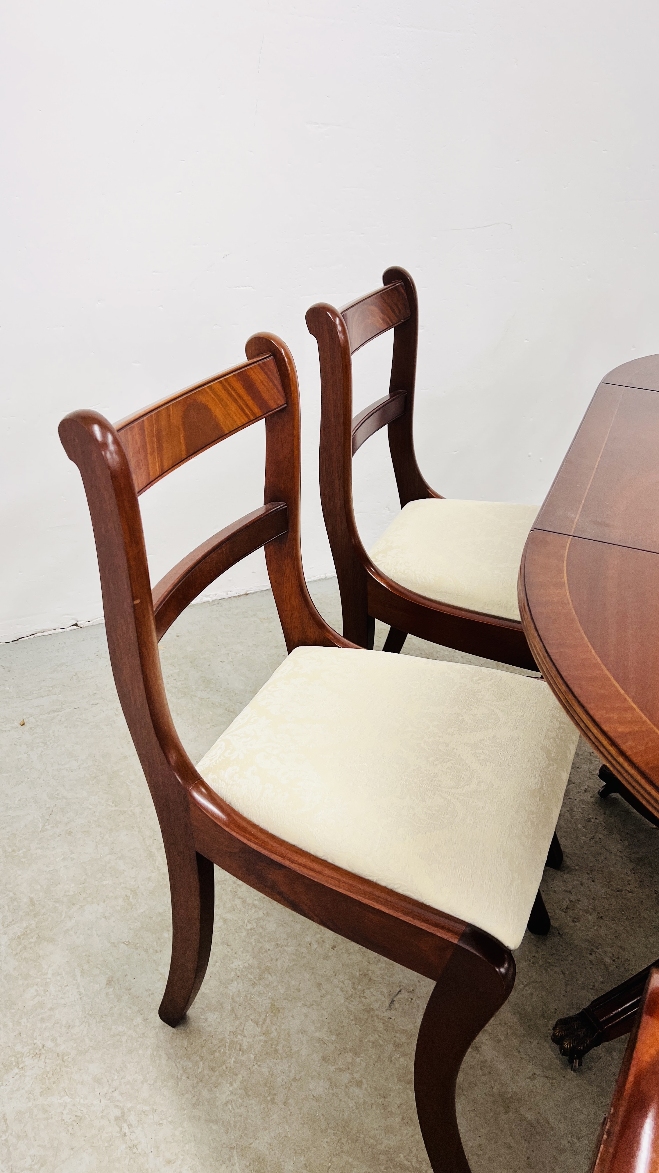 A REPRODUCTION MAHOGANY FINISH EXTENDING DROP LEAF DINING TABLE ALONG WITH 4 MATCHING CHAIRS AND 2 - Image 5 of 8
