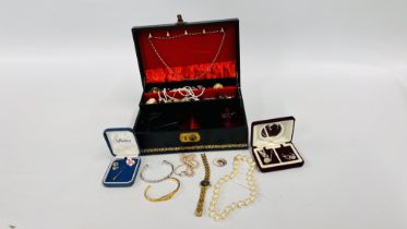 A JEWELLERY BOX AND CONTENTS TO INCLUDE CAMEO BROOCH,