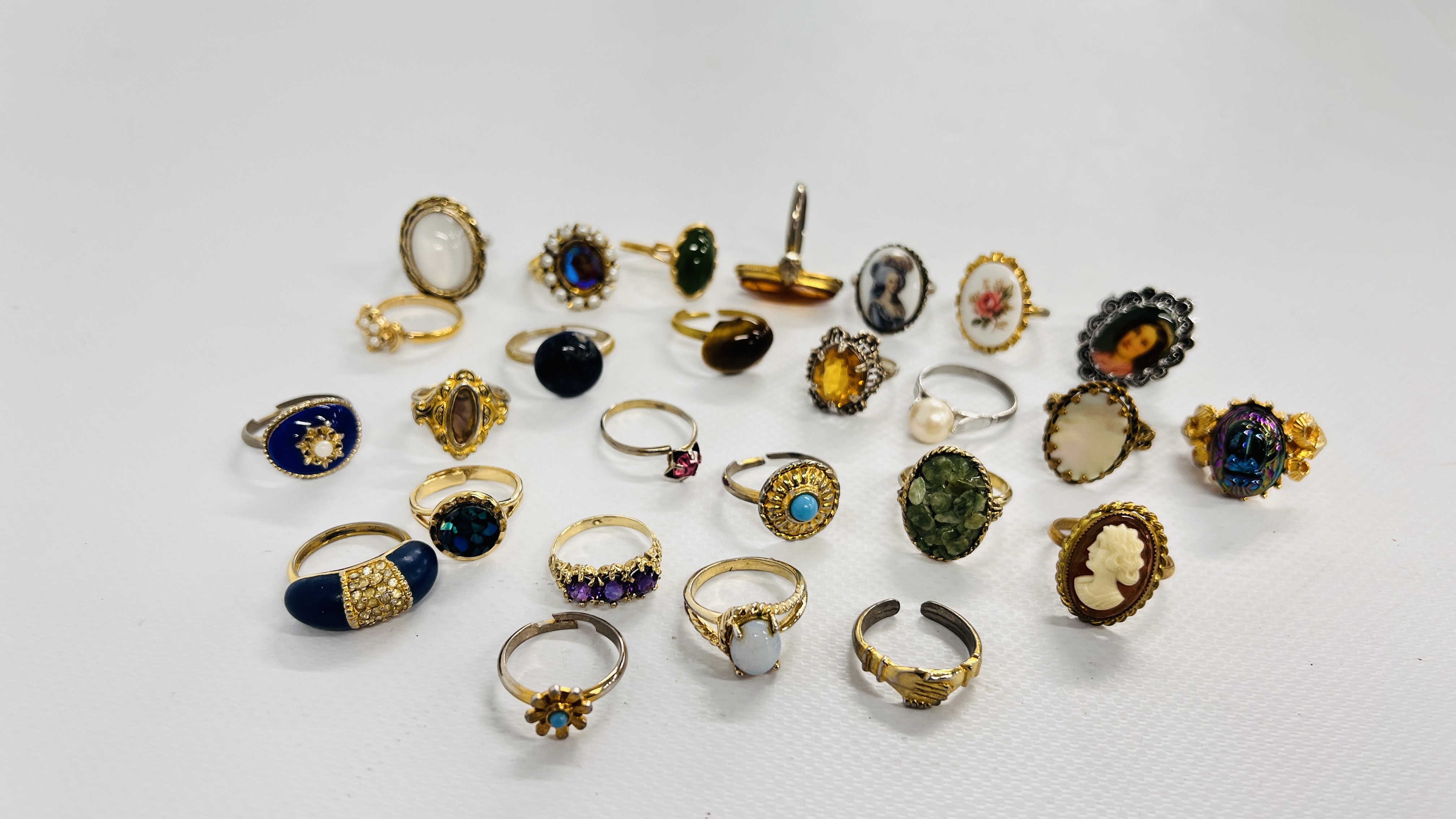 A BAG OF 27 ASSORTED WHITE METAL AND GOLD TONE RINGS TO INCLUDE MANY STONE SET EXAMPLES.