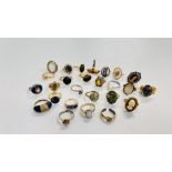 A BAG OF 27 ASSORTED WHITE METAL AND GOLD TONE RINGS TO INCLUDE MANY STONE SET EXAMPLES.