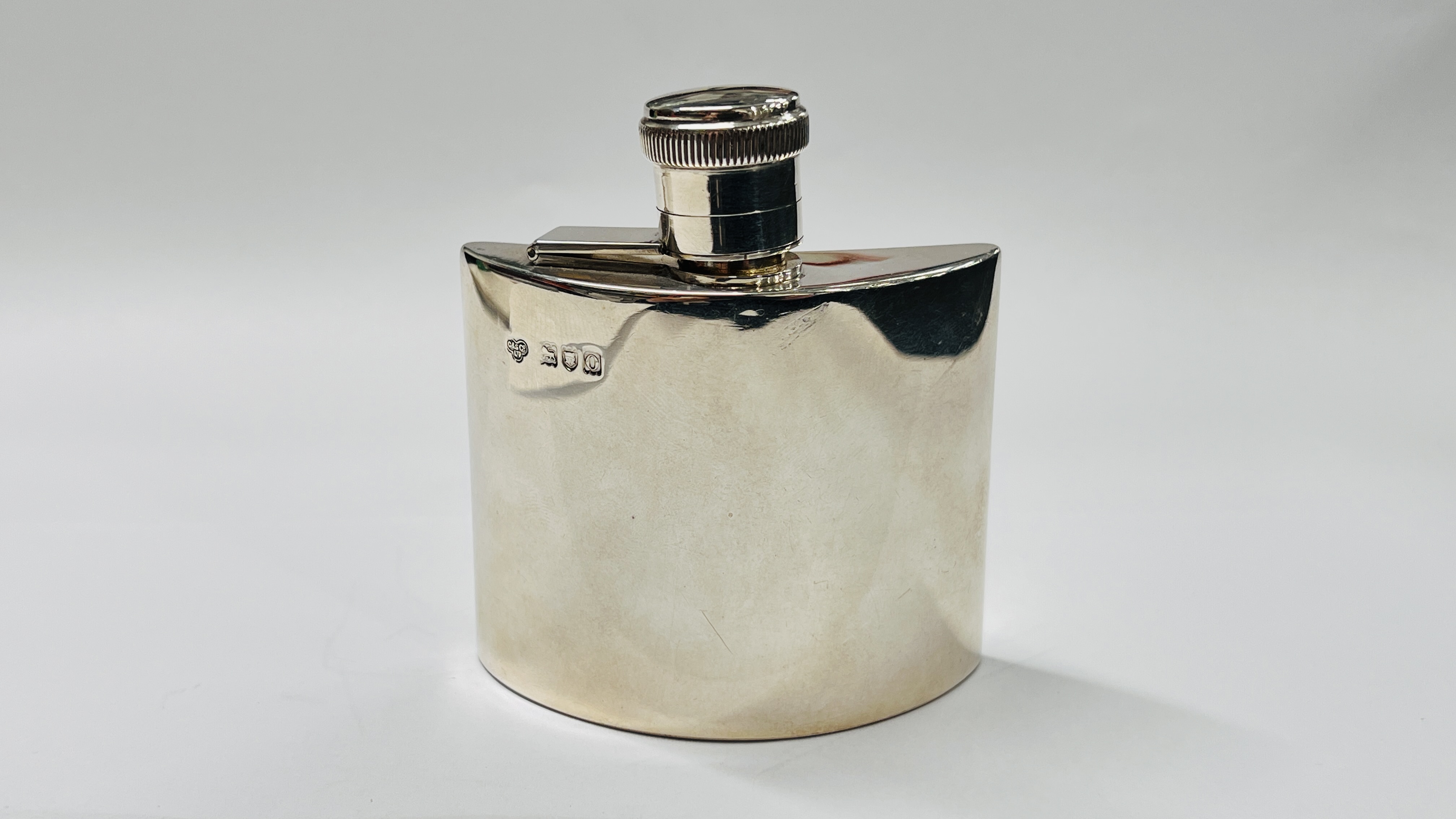 AN EDWARDIAN SILVER FLASK, LONDON ASSAY 1909 MAKER G & S CO. LTD H 9 X W 7.5CM.