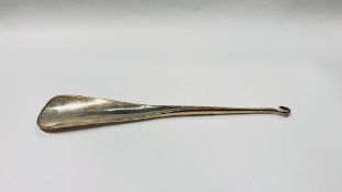 AN ANTIQUE SILVER COMBINED BUTTON HOOK / SHOE HORN, BIRMINGHAM ASSAY 1906 MAKER W. AITKEN L 20CM.