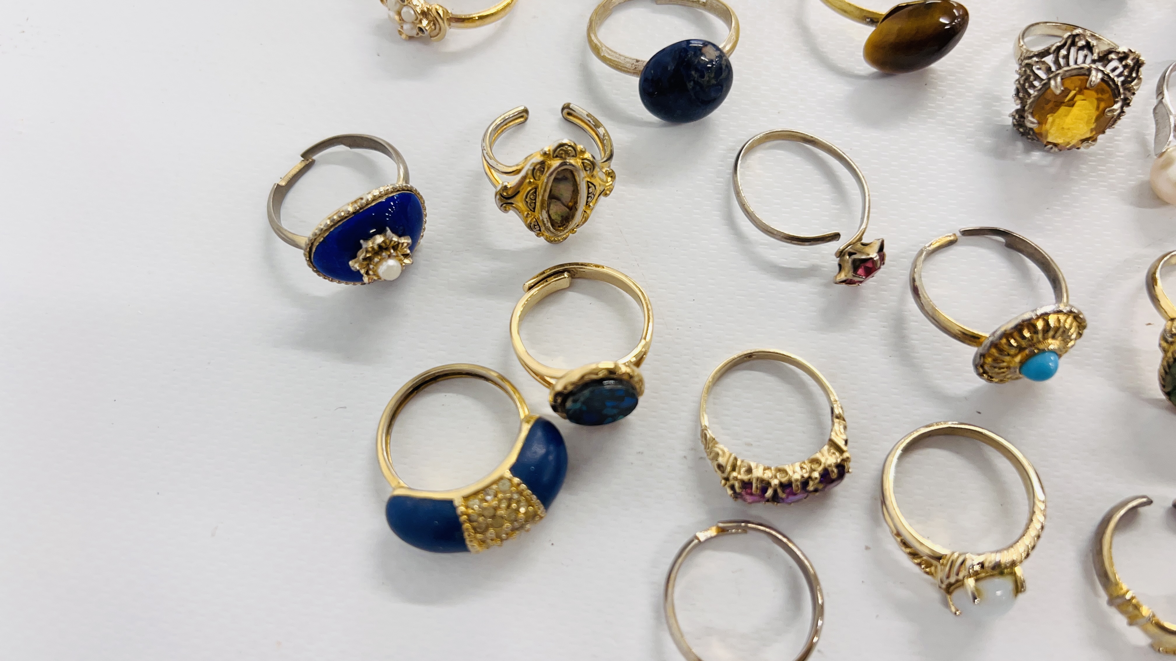 A BAG OF 27 ASSORTED WHITE METAL AND GOLD TONE RINGS TO INCLUDE MANY STONE SET EXAMPLES. - Image 10 of 10