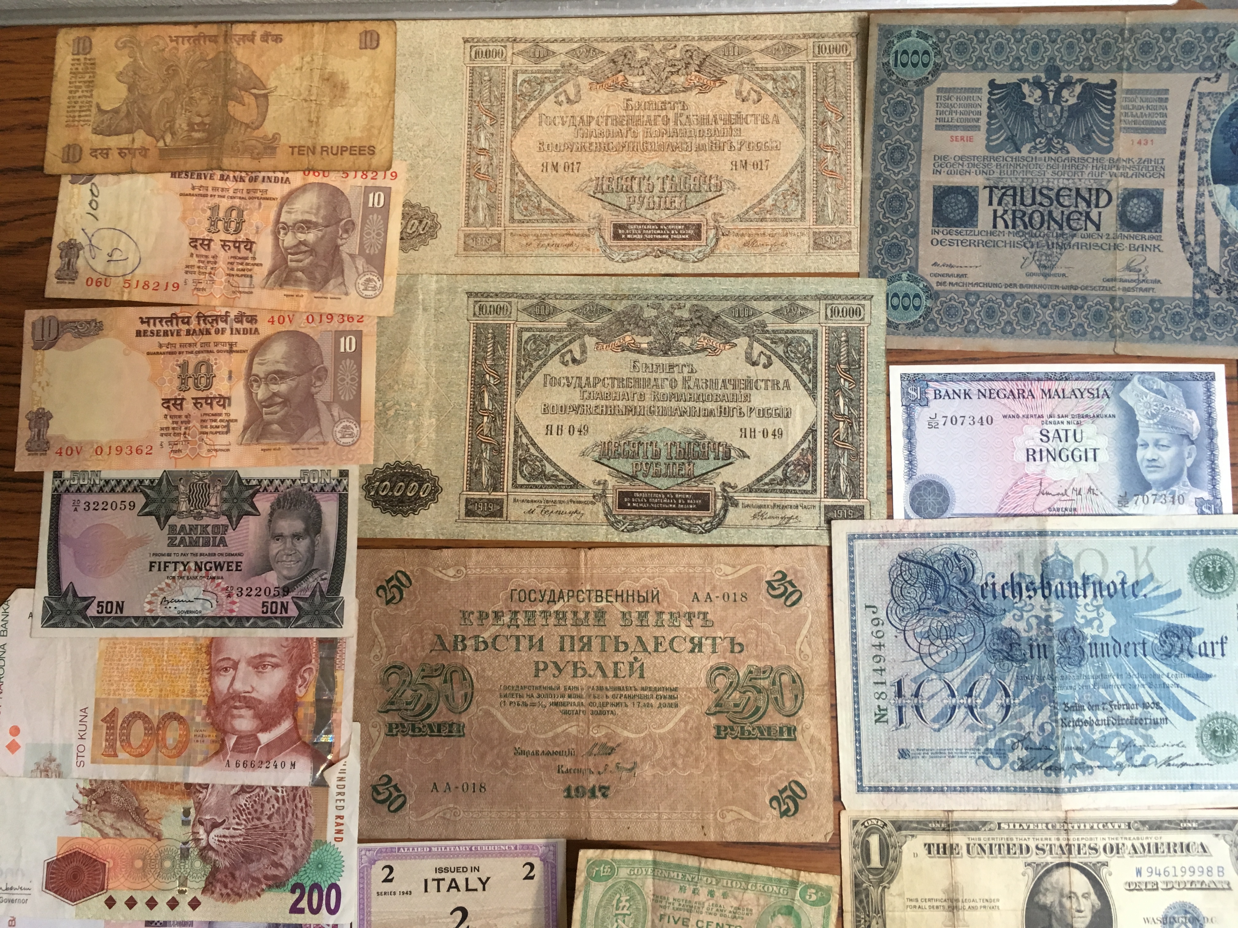 BANKNOTES: PACKET OF MIXED OVERSEAS NOTES IN VARIOUS GRADES (APPROX 105). - Image 13 of 14