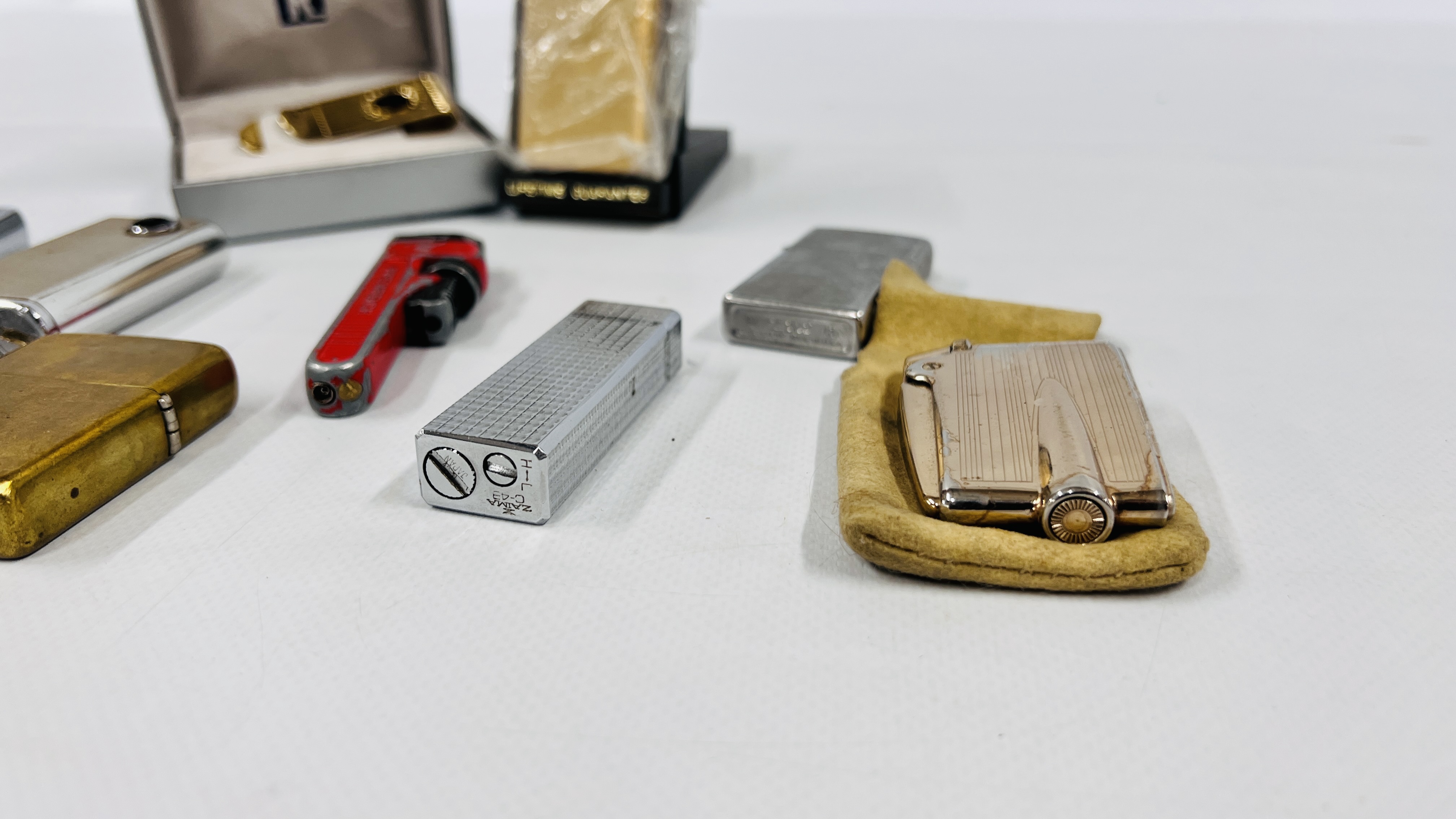 A GROUP OF 8 ASSORTED LIGHTERS TO INCLUDE 3 ZIPPO EXAMPLES + A FURTHER NOVELTY LIGHTER FASHIONED IN - Image 3 of 5