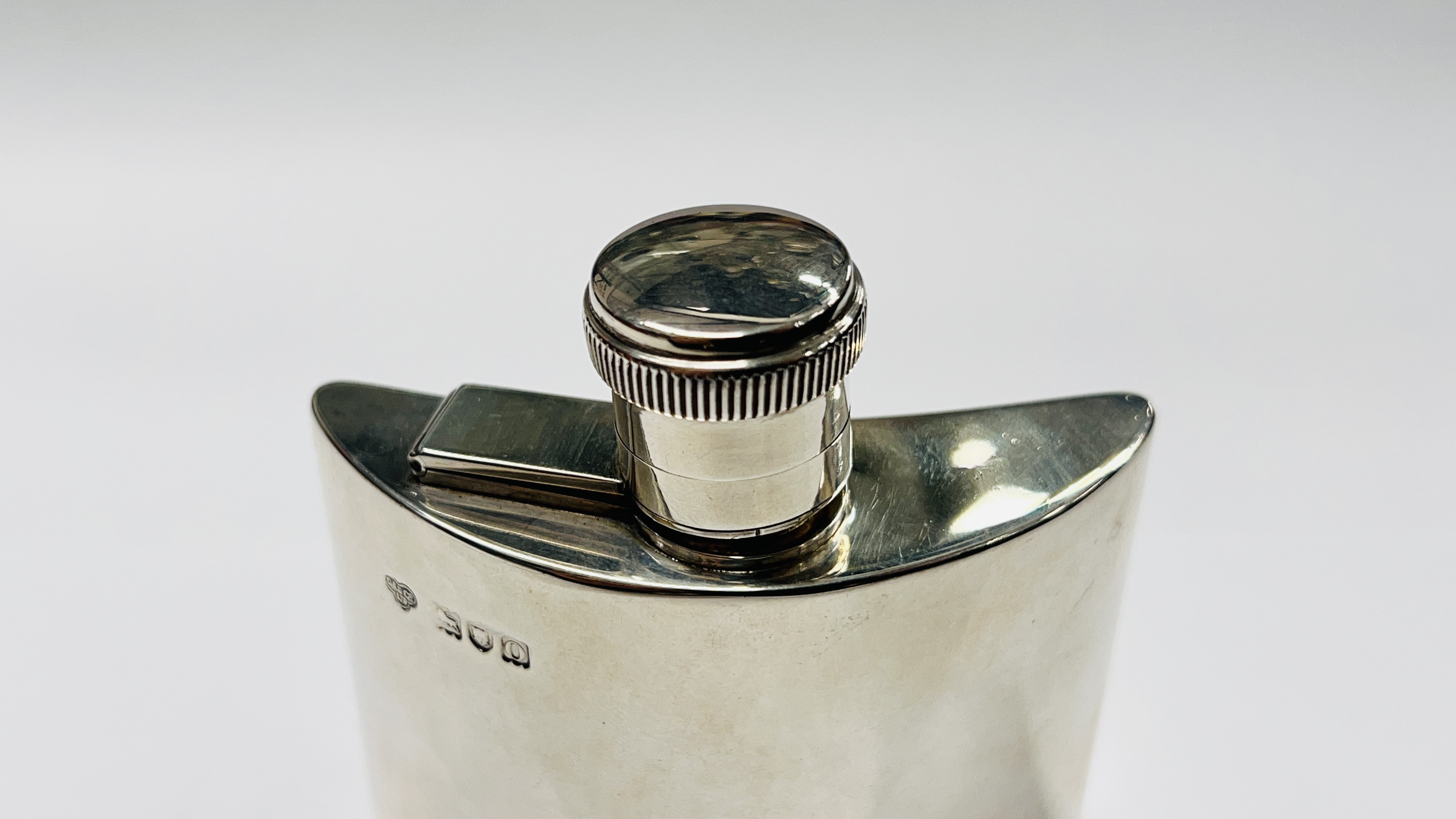 AN EDWARDIAN SILVER FLASK, LONDON ASSAY 1909 MAKER G & S CO. LTD H 9 X W 7.5CM. - Image 2 of 10