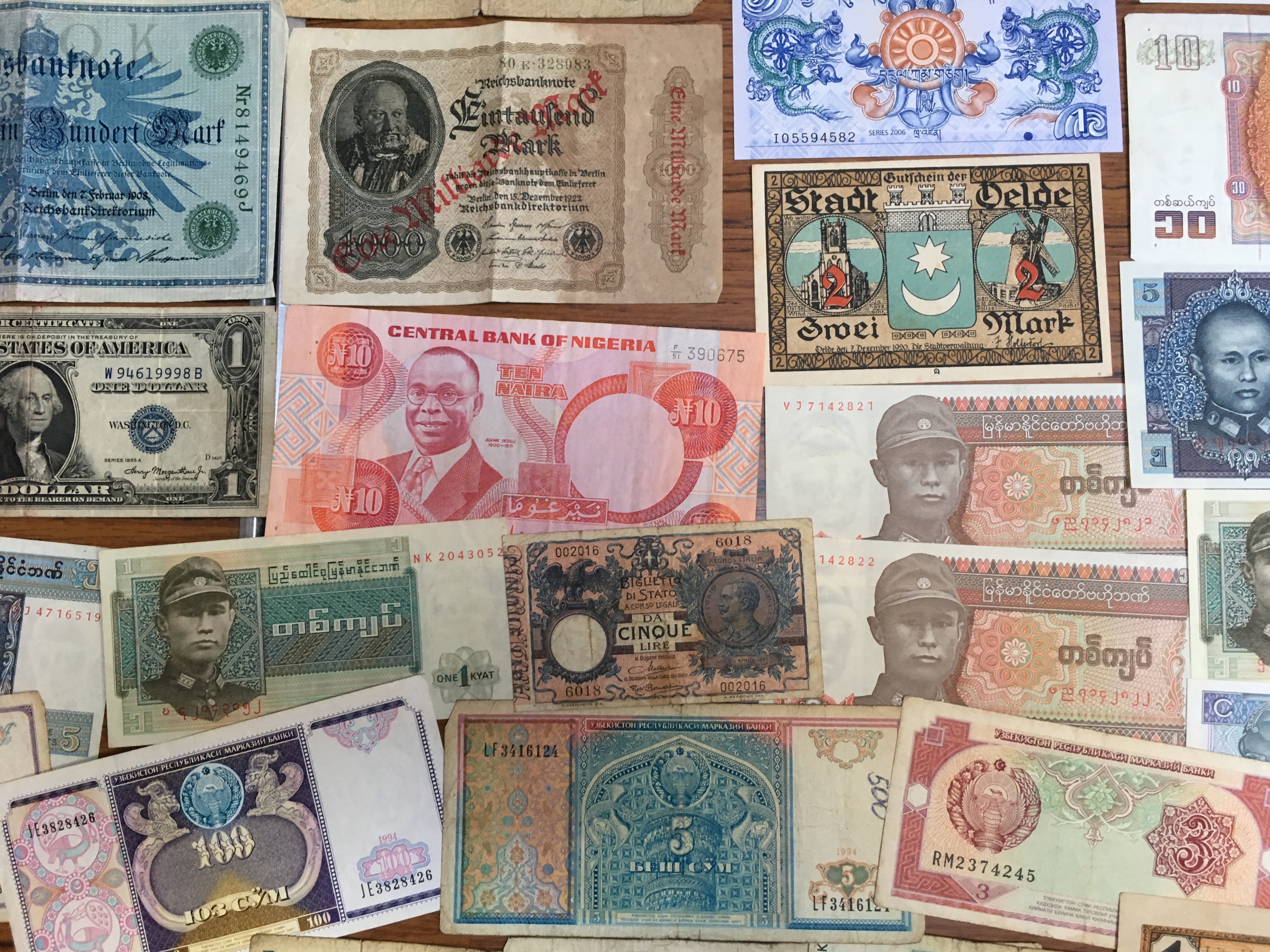 BANKNOTES: PACKET OF MIXED OVERSEAS NOTES IN VARIOUS GRADES (APPROX 105). - Image 11 of 14