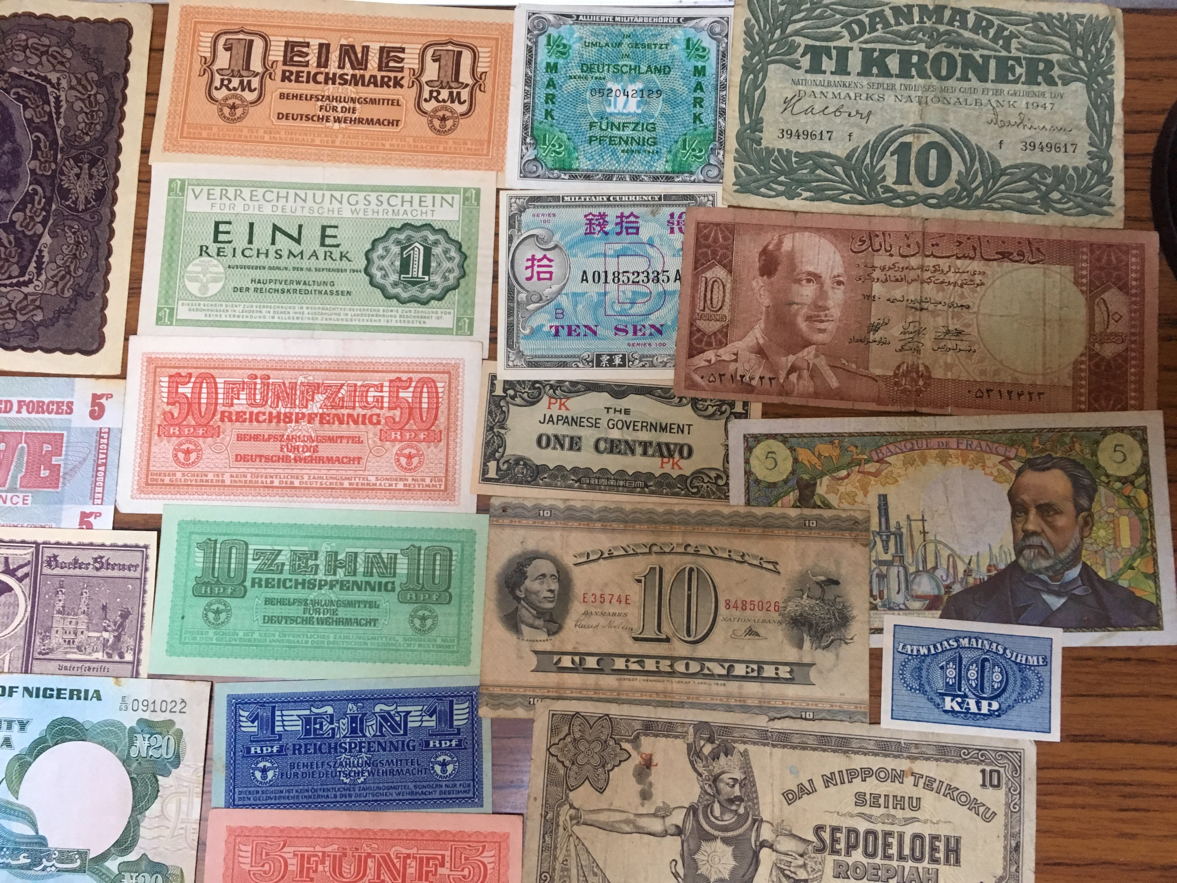 BANKNOTES: PACKET OF MIXED OVERSEAS NOTES IN VARIOUS GRADES (APPROX 105). - Image 6 of 14