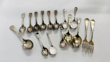 A GROUP OF LOOSE SILVER AND WHITE METAL FLATWARE + 5 ANTIQUE SILVER SPOONS LONDON ASSAY.