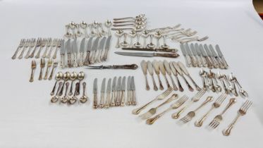 A SUITE OF MAPPIN & WEBB PLATED CUTLERY: 8 X GRAPEFRUIT SPOONS, 8 X BUTTER KNIVES,