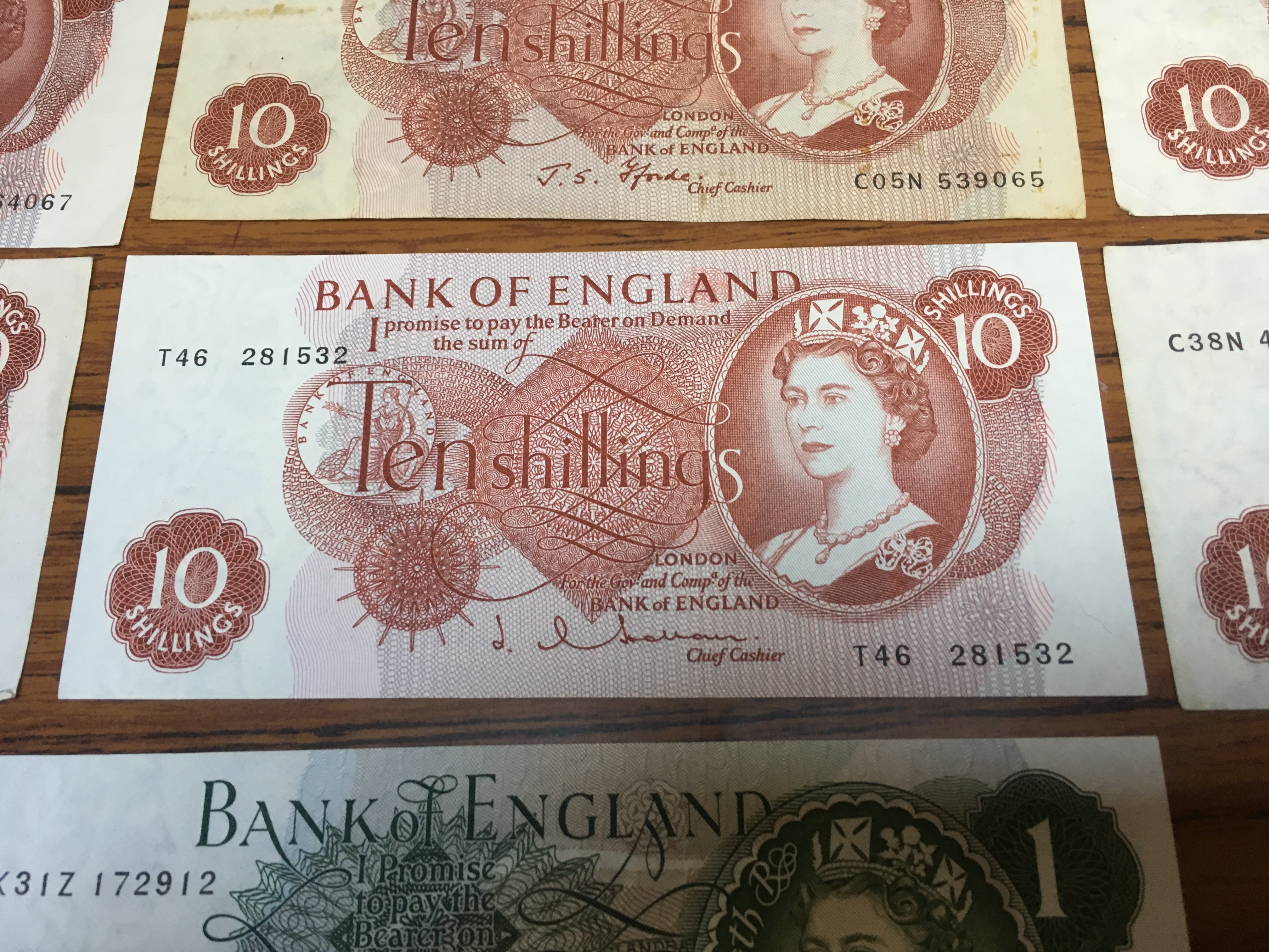 BANKNOTES: BANK OF ENGLAND TEN SHILLINGS FFORDE (5), HOLLOM (4), PLUS ONE POUND FFORDE, - Image 3 of 3