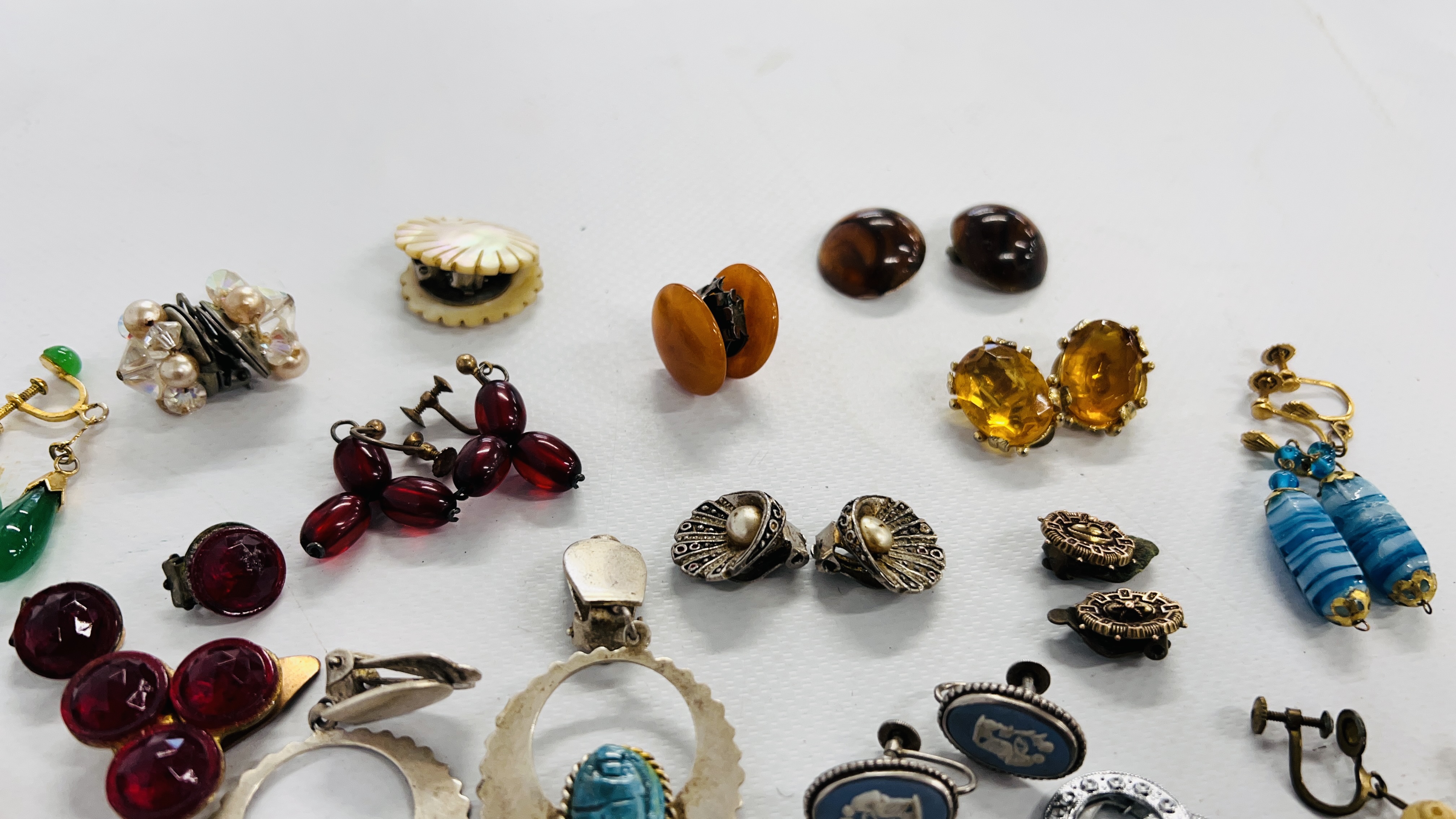 A TRAY CONTAINING APPROX 37 PAIRS OF MODERN AND VINTAGE EARRINGS ETC. - Image 6 of 8