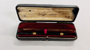 A VINTAGE CASED SWAN FOUNTAIN PEN WITH 18K GOLD BANDING IN ORIGINAL VELVET LINED CASE.