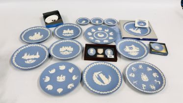 A COLLECTION OF WEDGEWOOD LIGHT BLUE JASPER WARE TO INCLUDE COLLECTORS CHRISTMAS PLATES AND SIDE