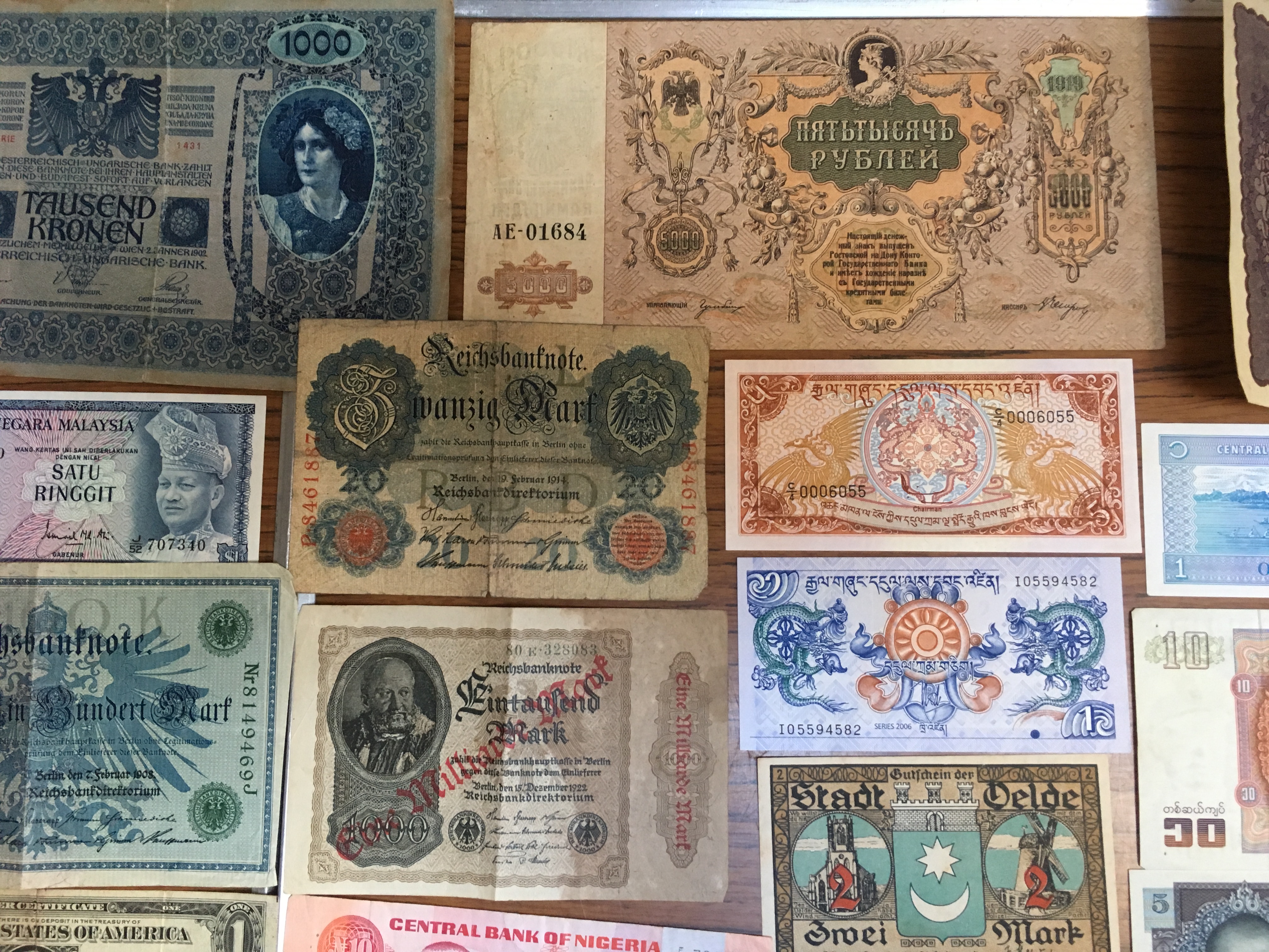 BANKNOTES: PACKET OF MIXED OVERSEAS NOTES IN VARIOUS GRADES (APPROX 105). - Image 12 of 14