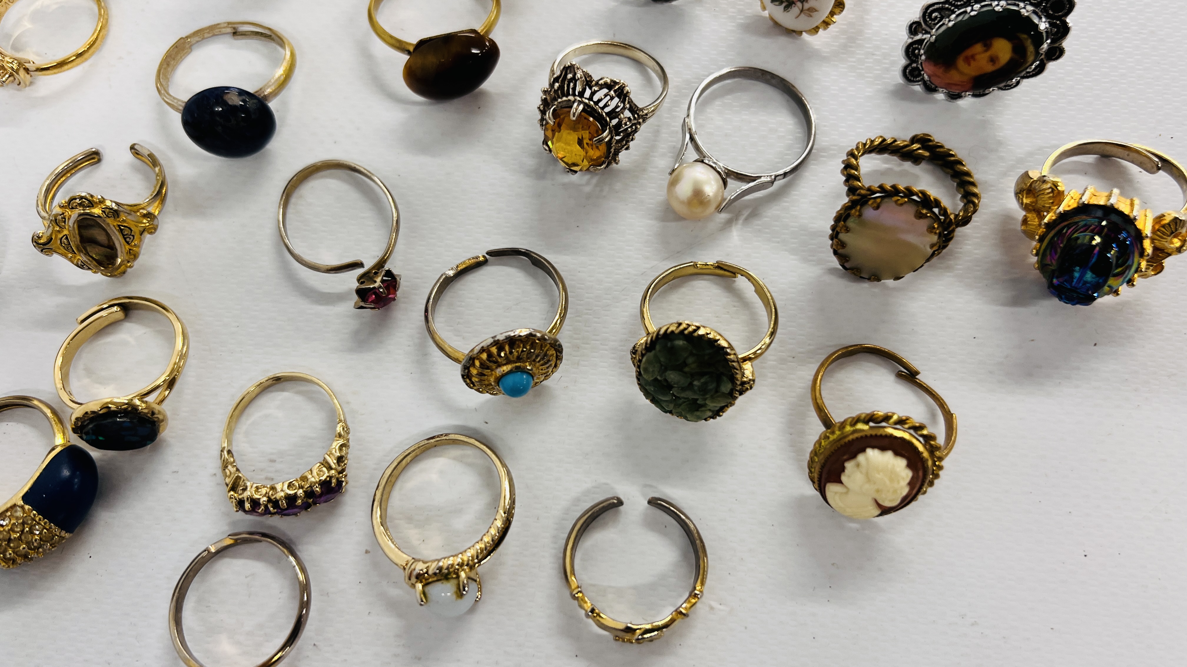 A BAG OF 27 ASSORTED WHITE METAL AND GOLD TONE RINGS TO INCLUDE MANY STONE SET EXAMPLES. - Image 9 of 10