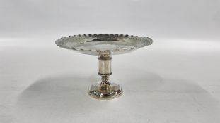 AN ANTIQUE SILVER TAZZA, LONDON ASSAY 1881 MAKER MARTIN HALL - H 11CM X DIAM 19CM.