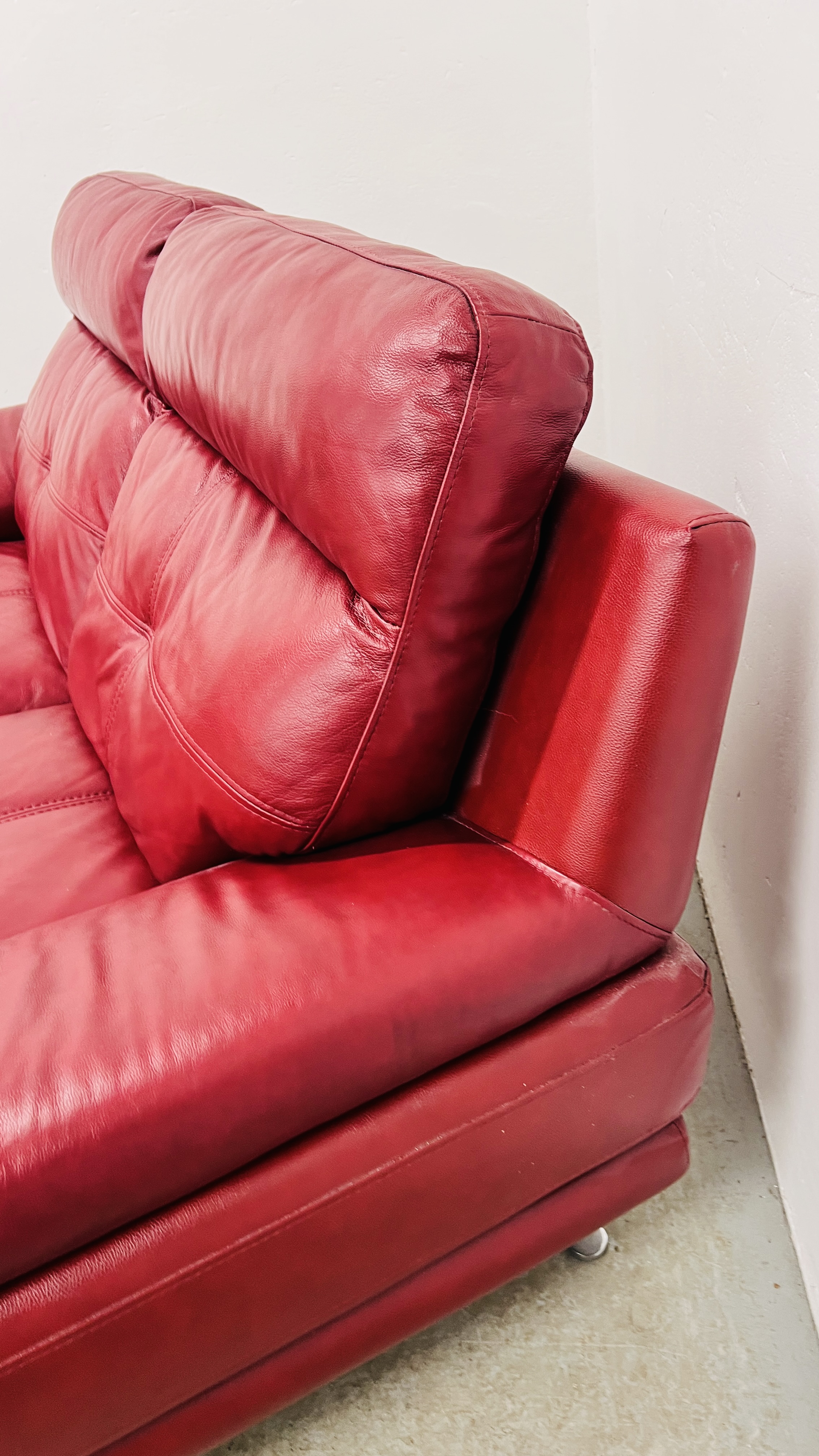 A DESIGNER ITALIAN RED LEATHER TWO SEATER SOFA W 180CM. - Image 4 of 10