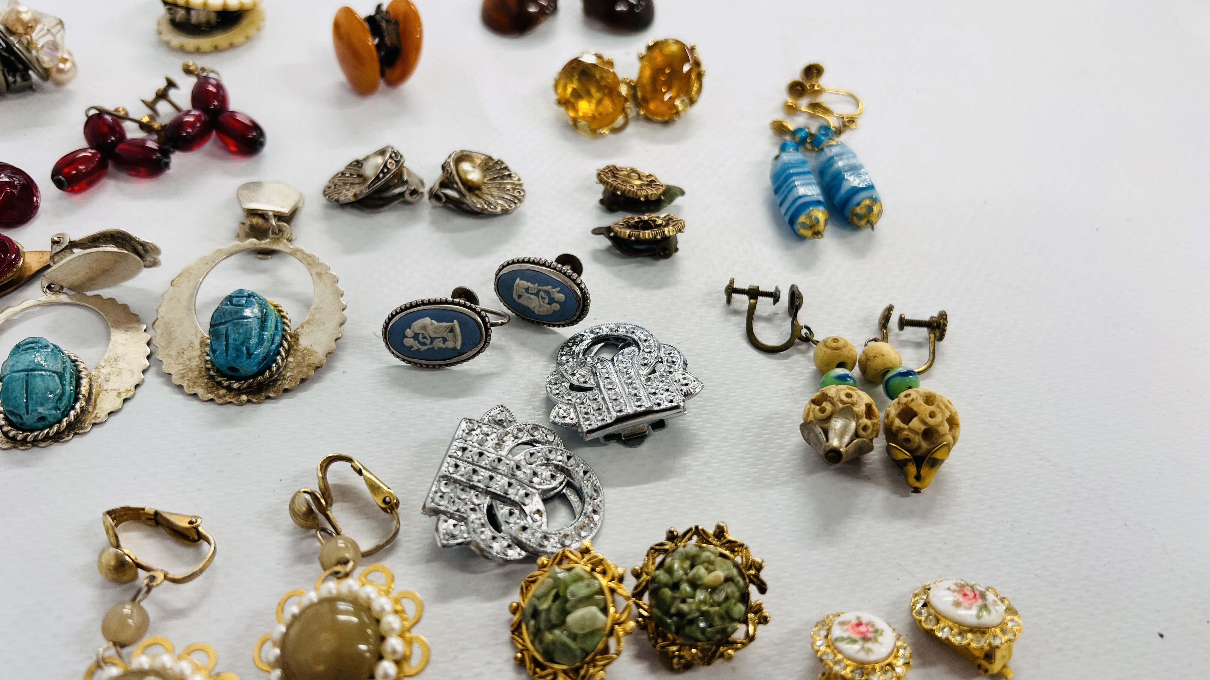 A TRAY CONTAINING APPROX 37 PAIRS OF MODERN AND VINTAGE EARRINGS ETC. - Image 7 of 8