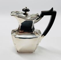 AN ANTIQUE SILVER COFFEE POT, LONDON ASSAY 1898, MAKER W. HUTTON & SONS LTD H 13CM X L 12.5CM.