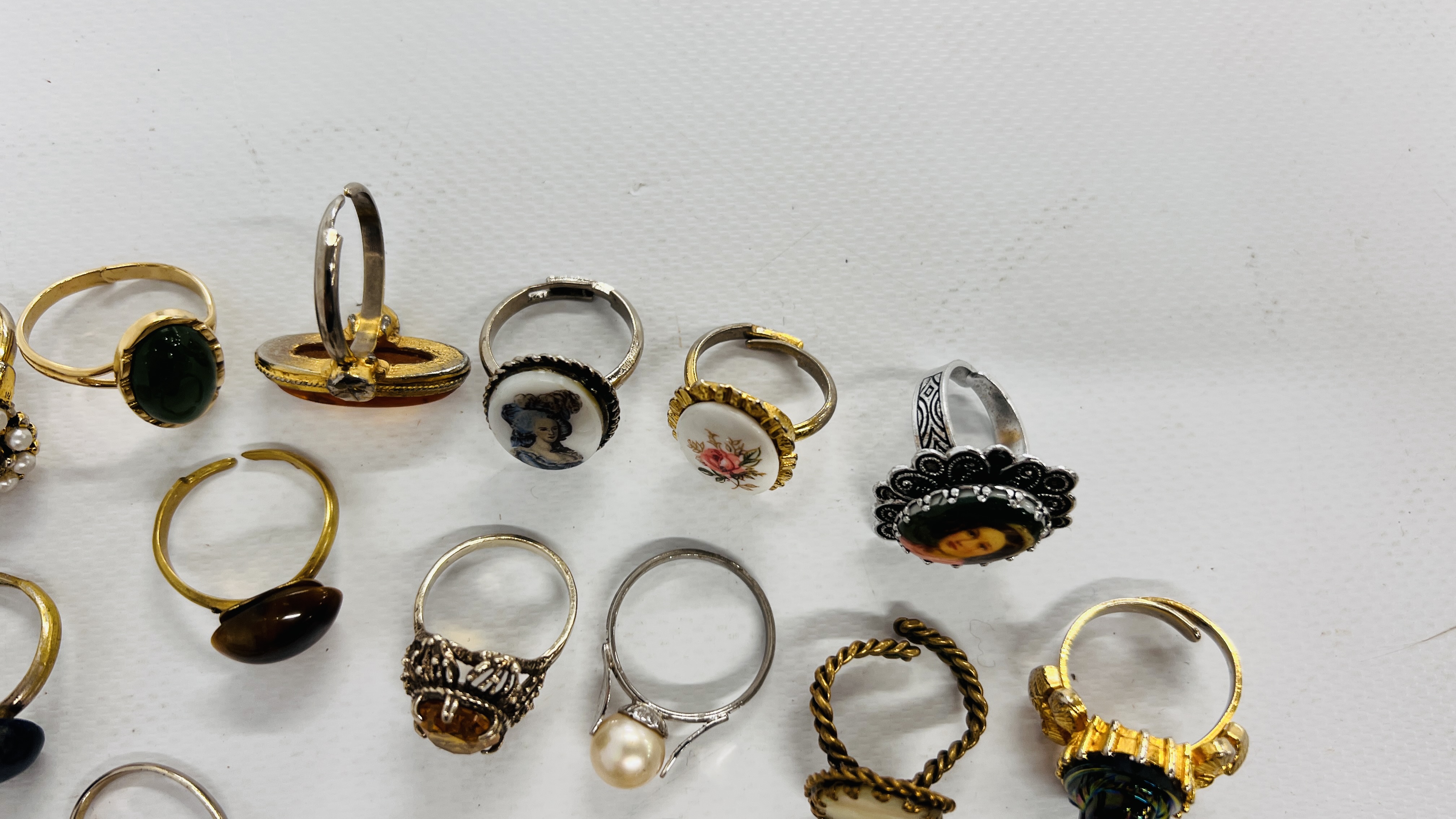 A BAG OF 27 ASSORTED WHITE METAL AND GOLD TONE RINGS TO INCLUDE MANY STONE SET EXAMPLES. - Image 8 of 10