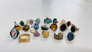 A GROUP OF 20 ASSORTED RINGS TO INCLUDE SILVER AMBER SET EXAMPLES.