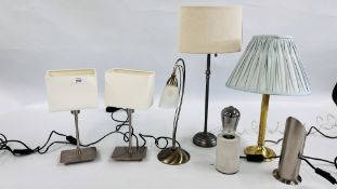 A GROUP OF 7 MODERN DESIGNER LAMPS TO INCLUDE CHROME AND BRASS EXAMPLES + 2 FURTHER LAMPS - SOLD AS