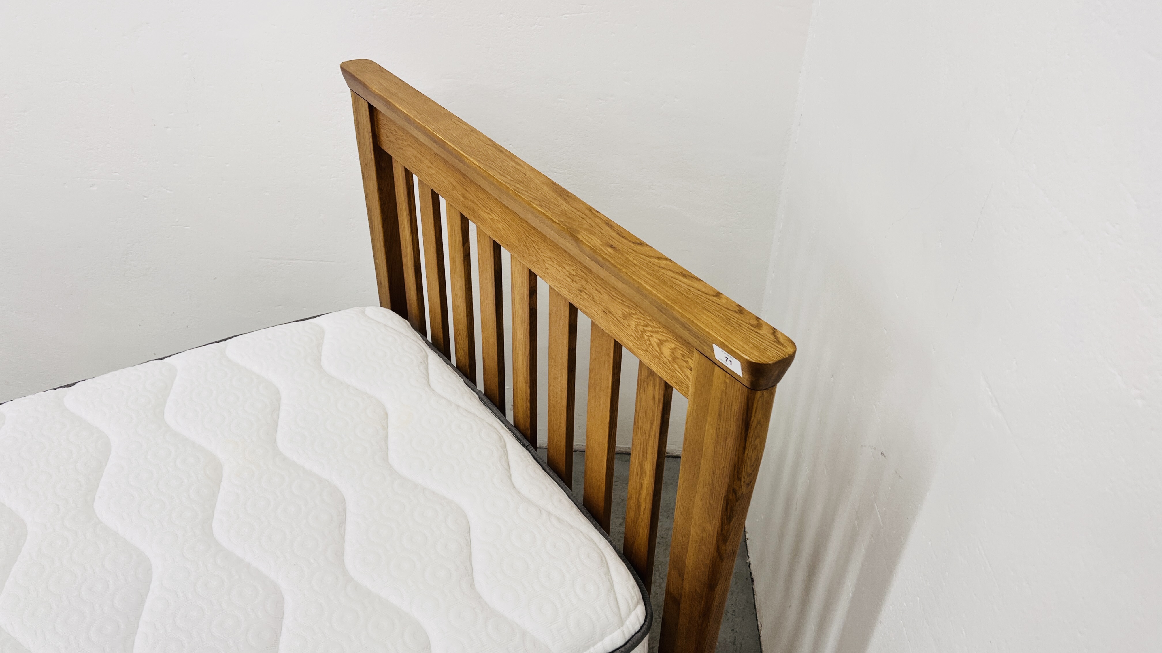 A GOOD QUALITY SOLID OAK SINGLE BED FRAME WITH SILENTNIGHT MIRROR POCKET 800 MEMORY MATTRESS. - Image 6 of 7