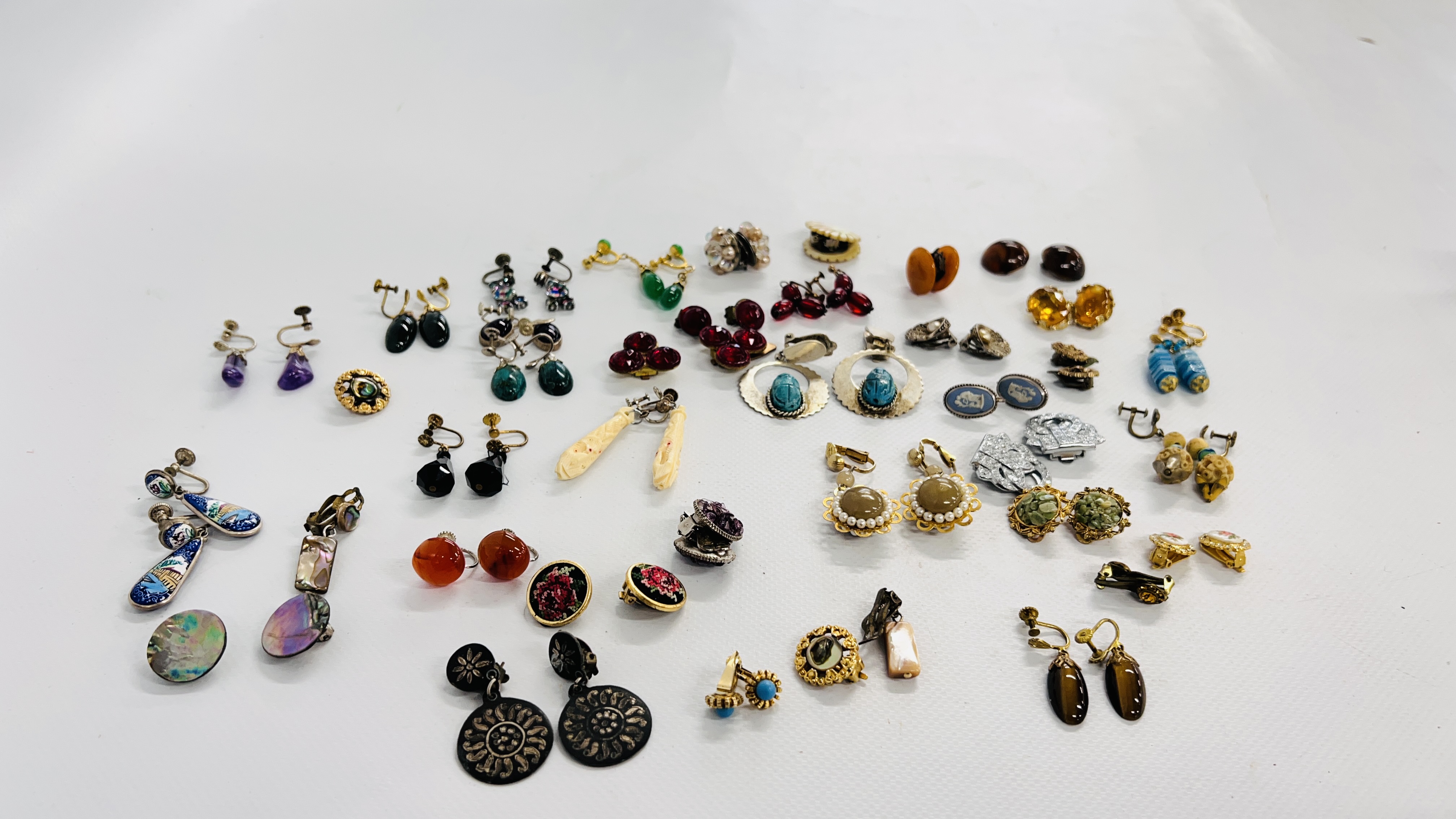 A TRAY CONTAINING APPROX 37 PAIRS OF MODERN AND VINTAGE EARRINGS ETC.