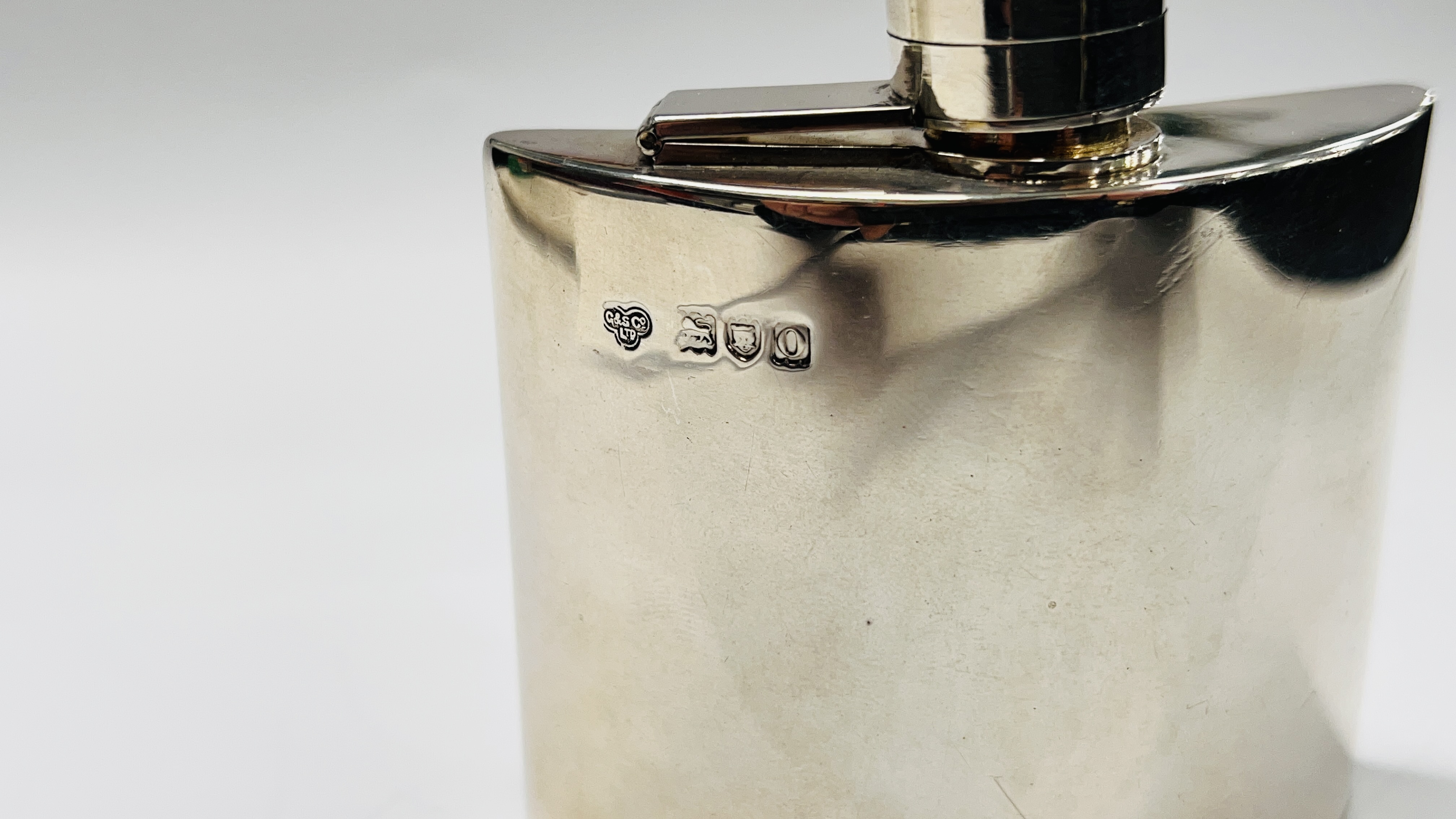 AN EDWARDIAN SILVER FLASK, LONDON ASSAY 1909 MAKER G & S CO. LTD H 9 X W 7.5CM. - Image 3 of 10