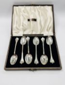 A CASED SET OF 6 ANTIQUE SILVER SPOONS SHEFFIELD ASSAY 1922 MAKER JOHN SANDERSON & SON.