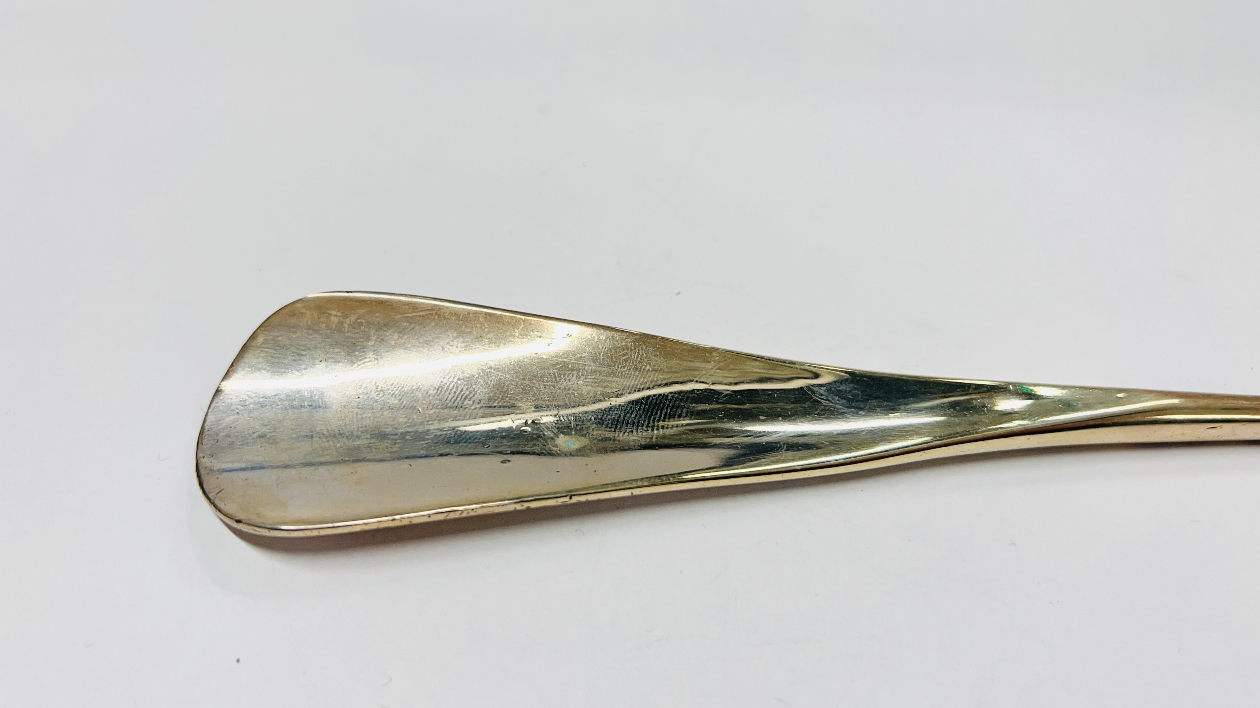 AN ANTIQUE SILVER COMBINED BUTTON HOOK / SHOE HORN, BIRMINGHAM ASSAY 1906 MAKER W. AITKEN L 20CM. - Image 2 of 9