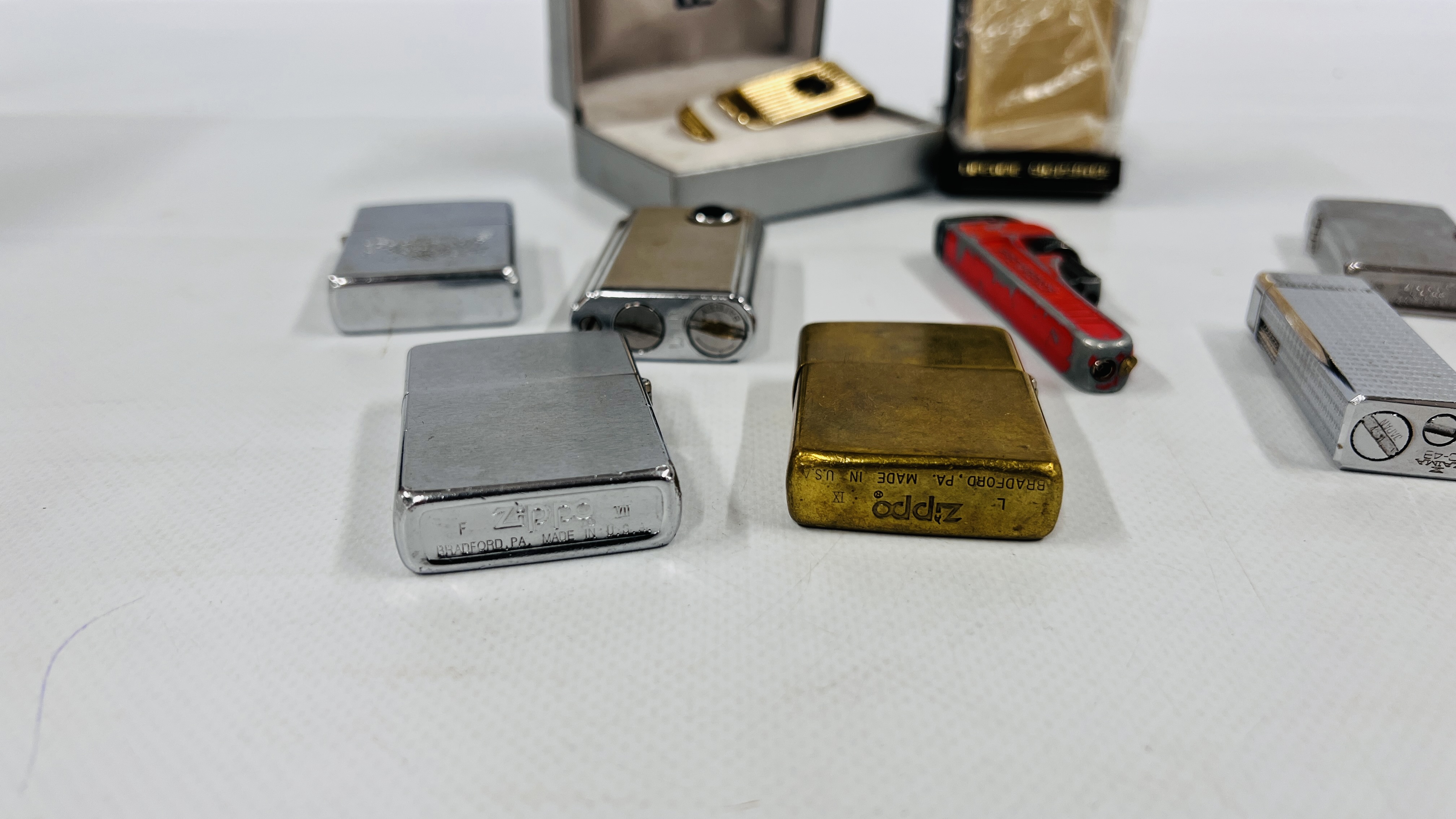 A GROUP OF 8 ASSORTED LIGHTERS TO INCLUDE 3 ZIPPO EXAMPLES + A FURTHER NOVELTY LIGHTER FASHIONED IN - Image 2 of 5