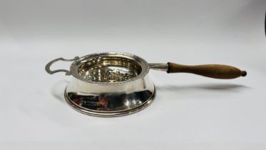 AN ANTIQUE SILVER STRAINER AND STAND, BIRMINGHAM ASSAY MAKER J.B. CHATTERLEY & SONS. L 20.