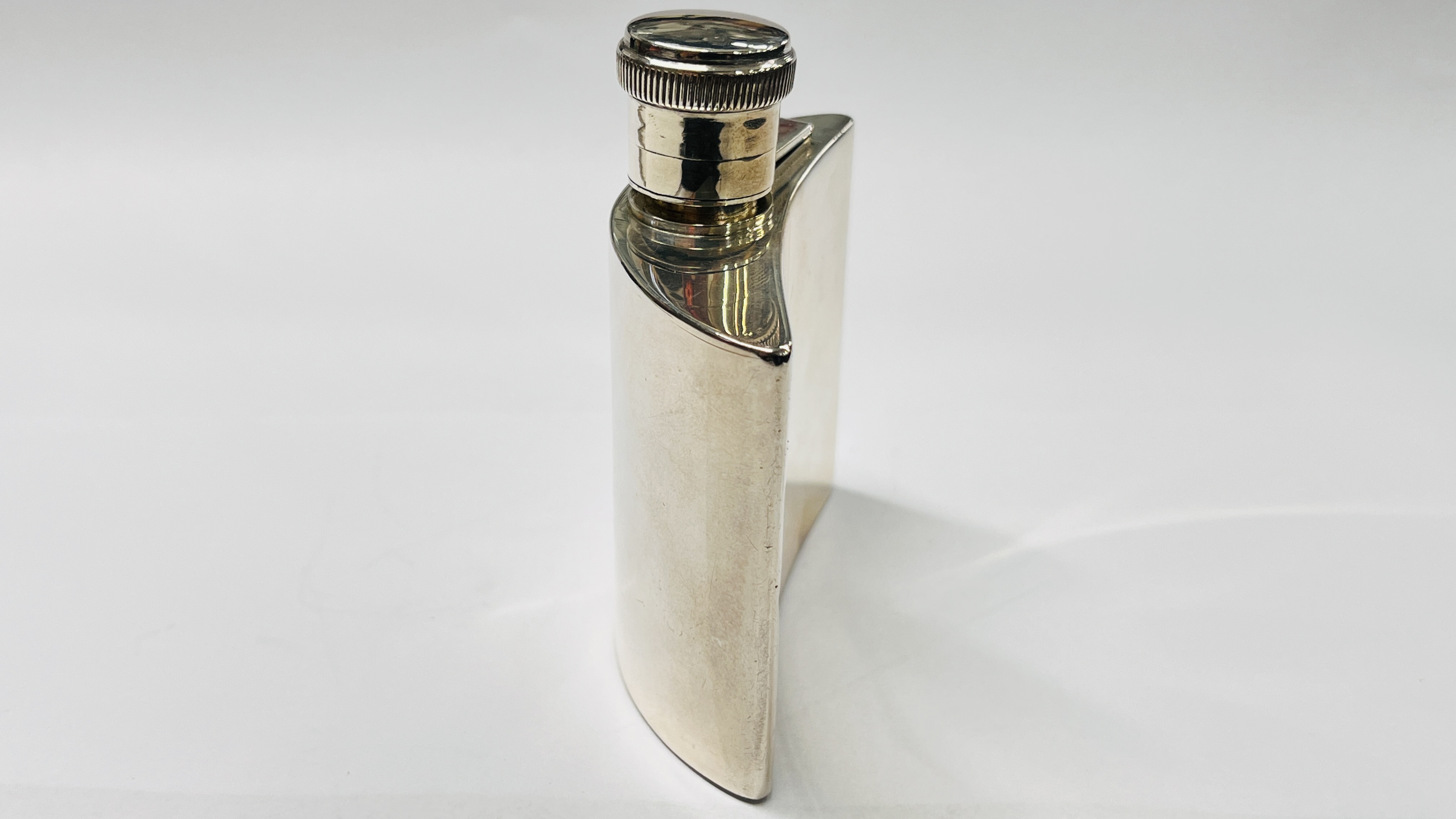 AN EDWARDIAN SILVER FLASK, LONDON ASSAY 1909 MAKER G & S CO. LTD H 9 X W 7.5CM. - Image 4 of 10