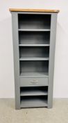 A MODERN GREY PAINTED FINISH FULL HEIGHT BOOKSHELF WITH SINGLE DRAWER AND NATURAL OAK TOP W 88CM,