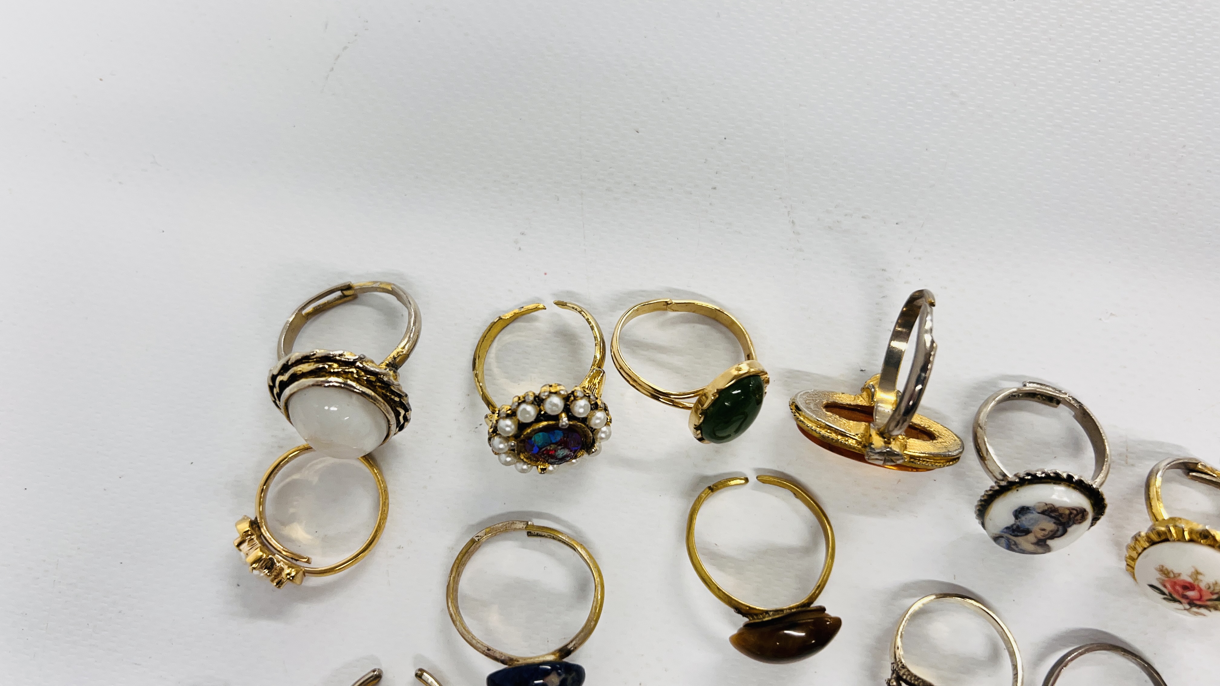 A BAG OF 27 ASSORTED WHITE METAL AND GOLD TONE RINGS TO INCLUDE MANY STONE SET EXAMPLES. - Image 7 of 10