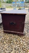 AN ANTIQUE PINE BLANKET BOX AND A VINTAGE GALVANISED BATH & 56lb CAST IRON CHURN WEIGHT.