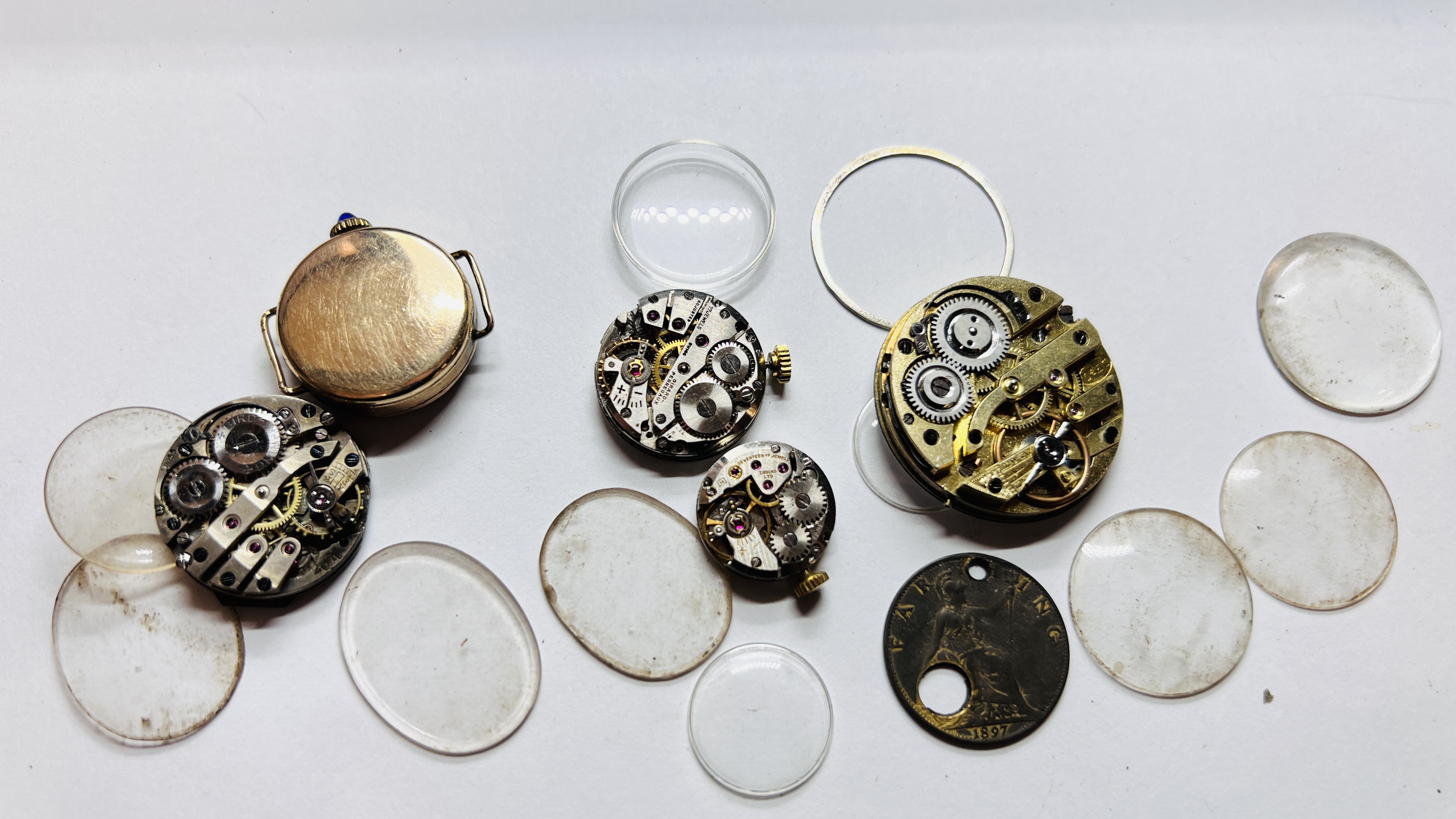 A GROUP OF VINTAGE WATCH FACES AND GLASSES TO INCLUDE ENAMELED AND EXAMPLES MARKED MEDANA, - Image 8 of 9