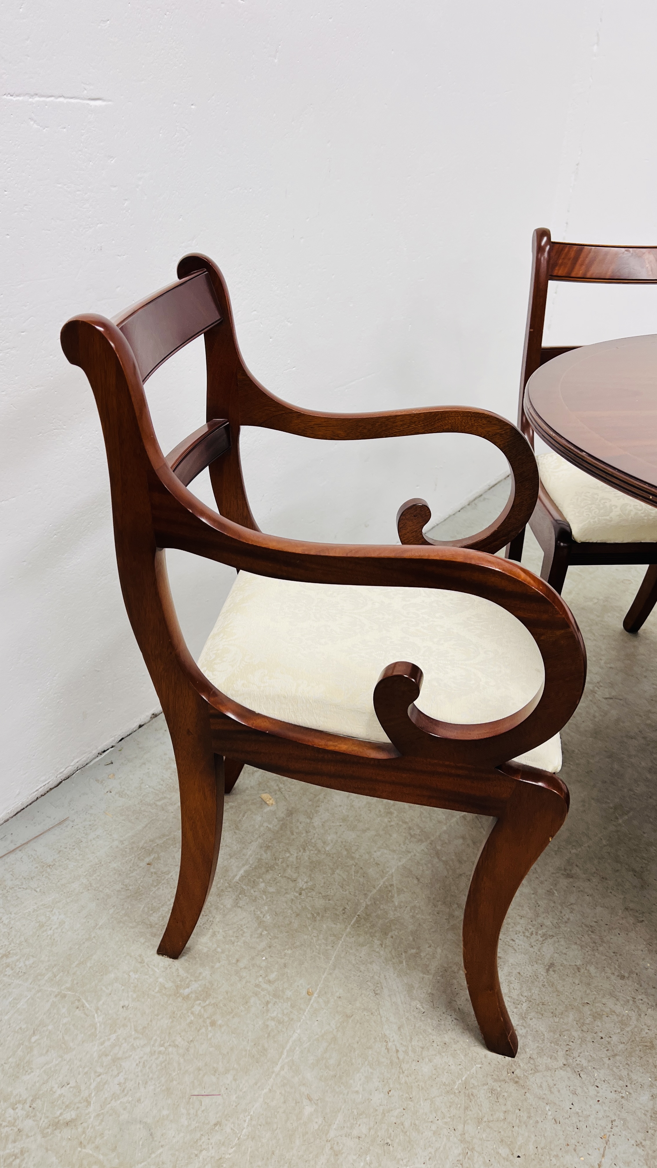 A REPRODUCTION MAHOGANY FINISH EXTENDING DROP LEAF DINING TABLE ALONG WITH 4 MATCHING CHAIRS AND 2 - Image 4 of 8
